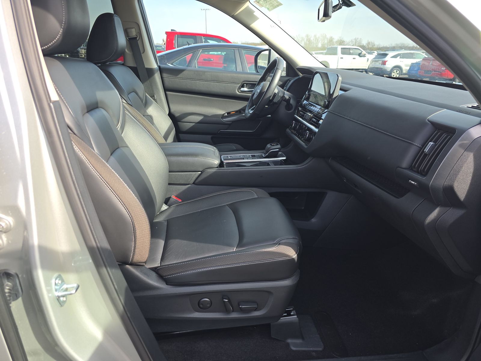 2025 Nissan Pathfinder SL FWD