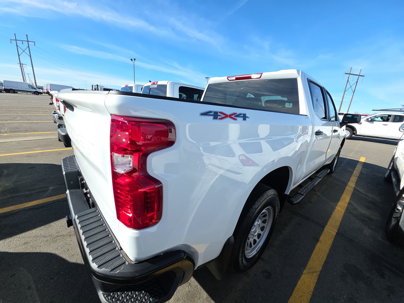 2025 CHEVY SILVERADO 1500 WT GAS WHITE SHORT BED SINGLE - Image 4