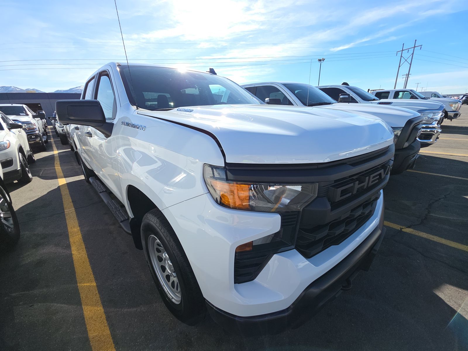 2025 CHEVY SILVERADO 1500 WT GAS WHITE SHORT BED SINGLE - Image 3