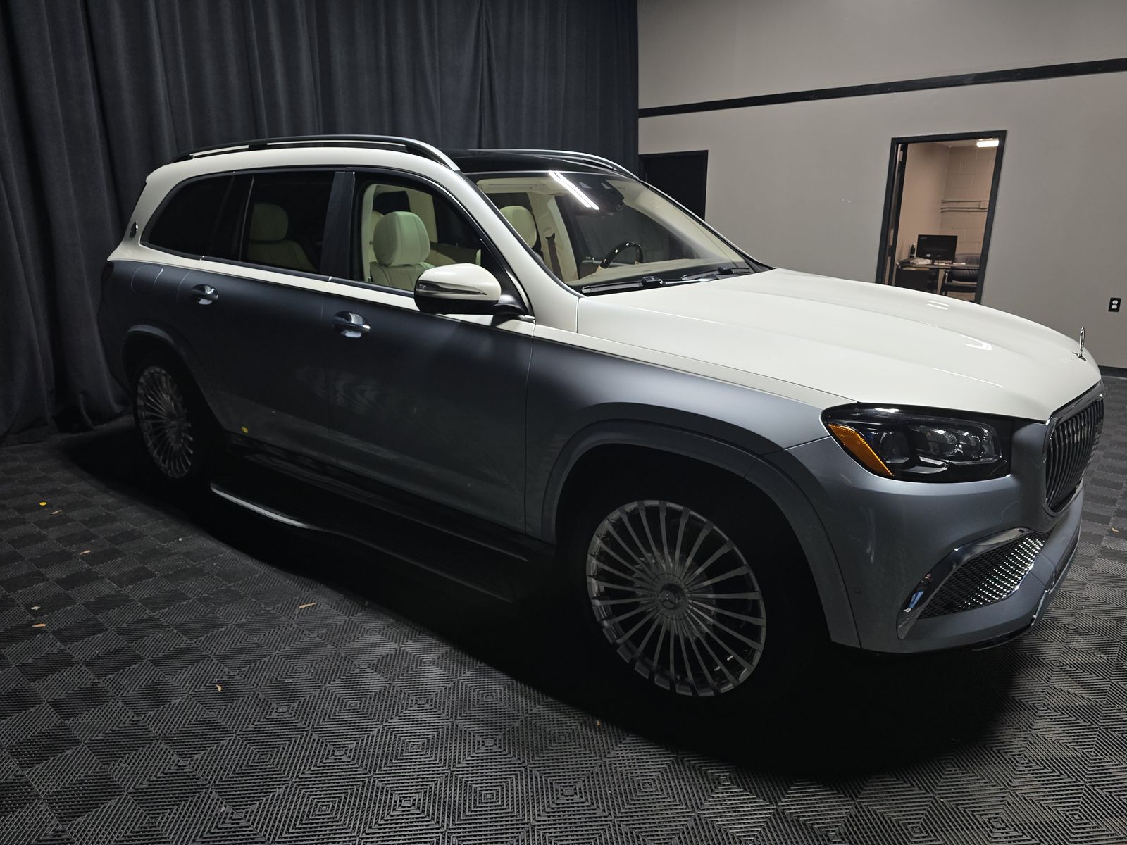 MERCEDES-BENZ GLS - 4