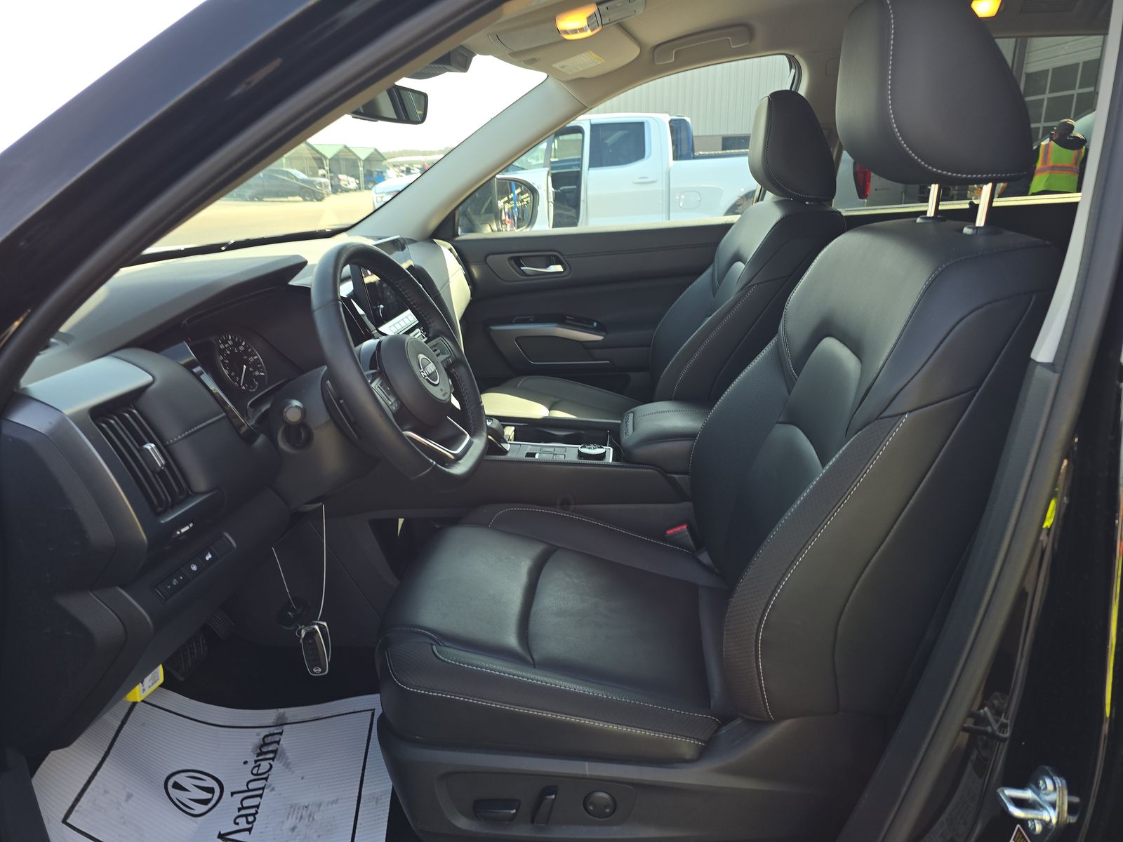 2025 Nissan Pathfinder SL AWD