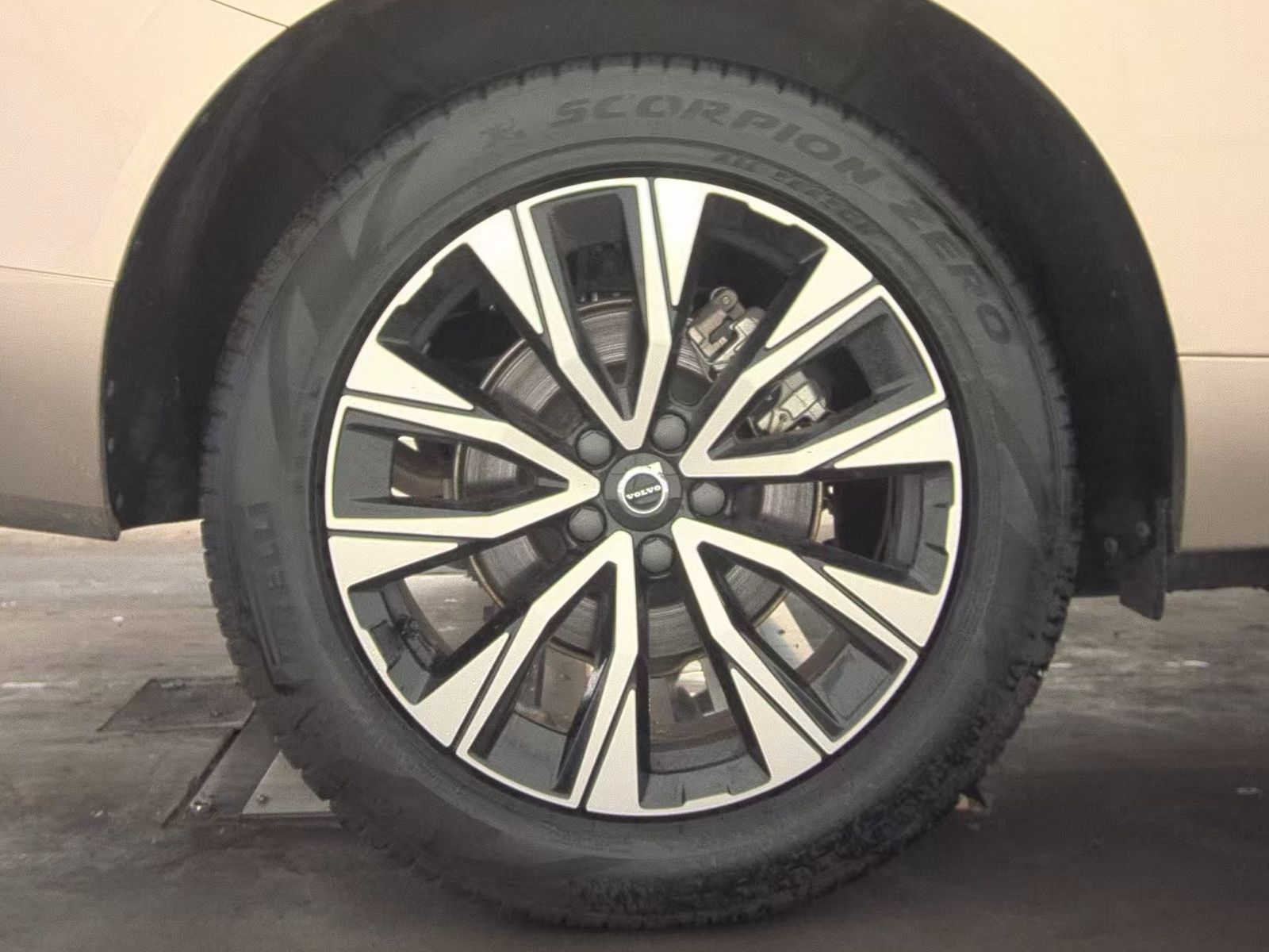 2025 Volvo XC60 B5 Plus AWD