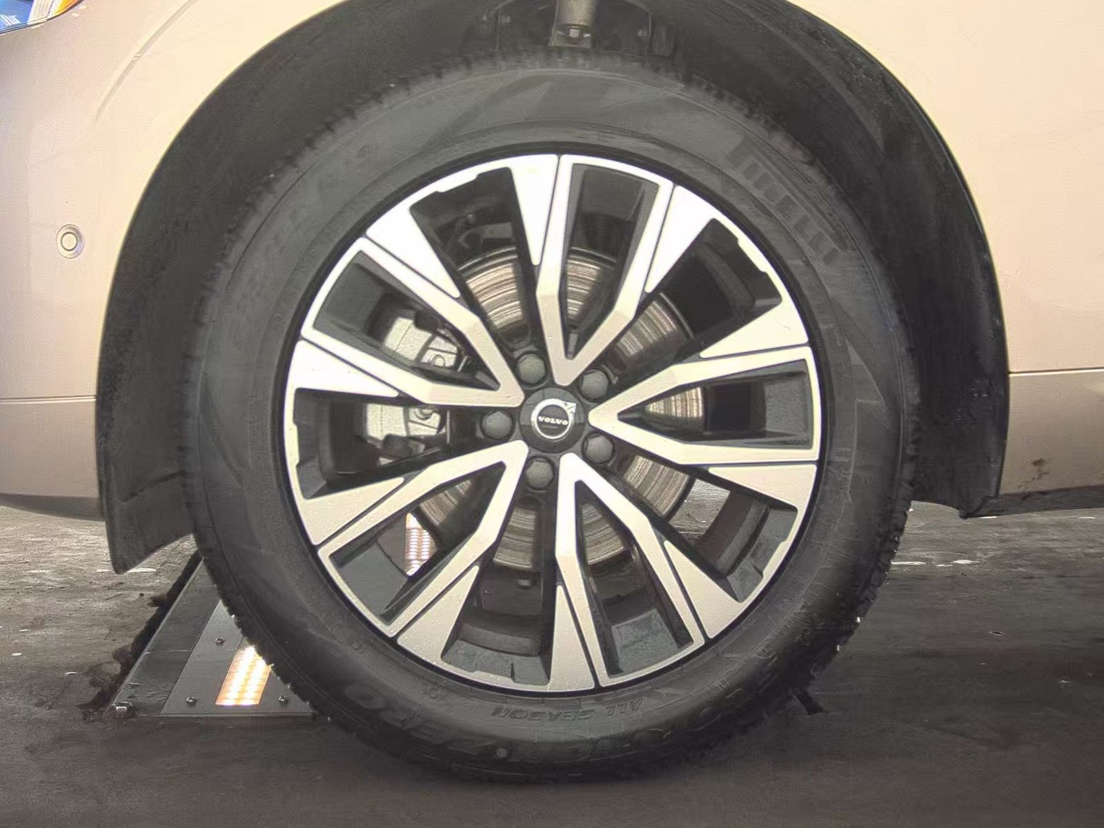 2025 Volvo XC60 B5 Plus AWD