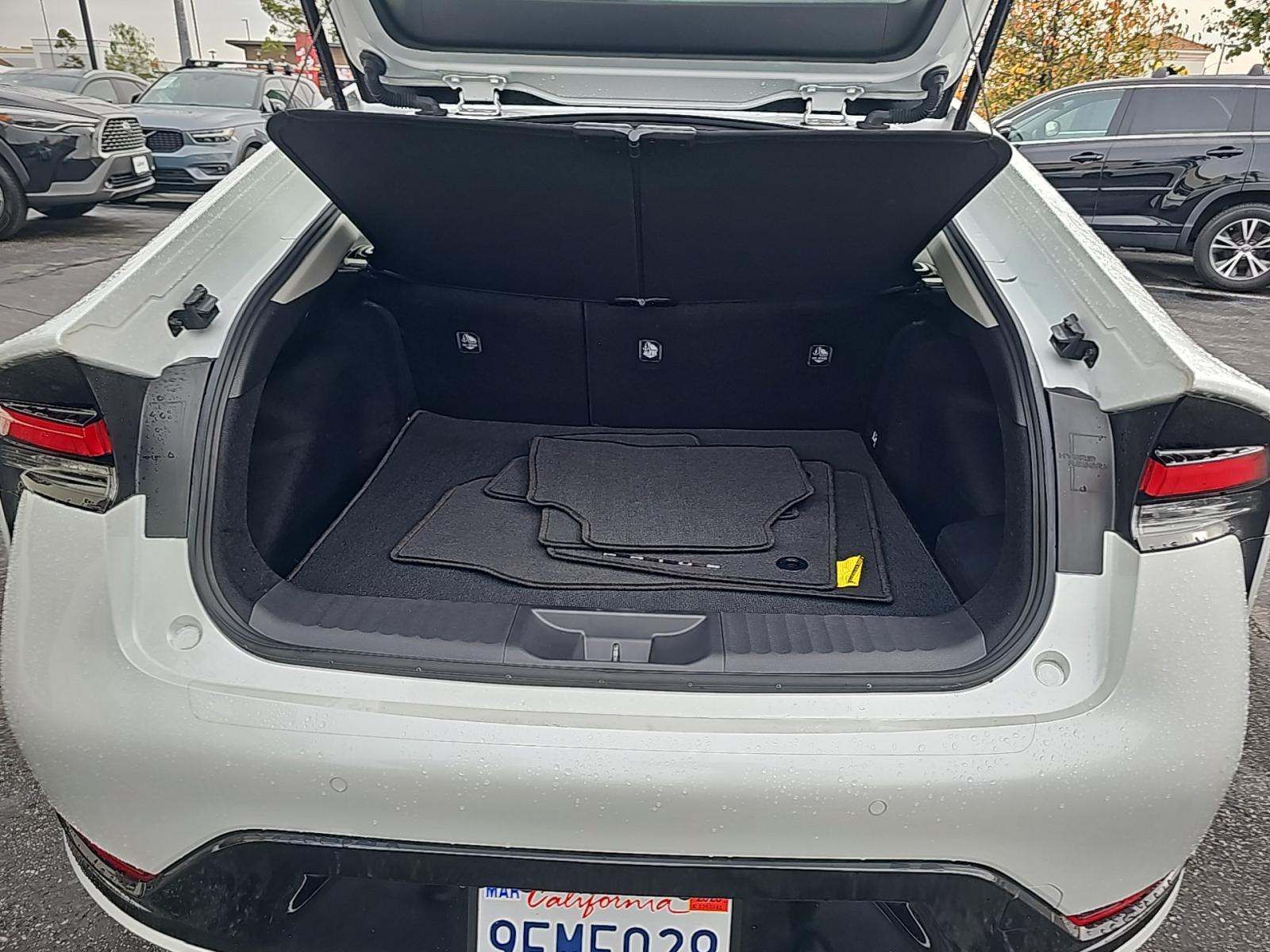 Toyota Prius XLE снимка Toyota Prius XLE
