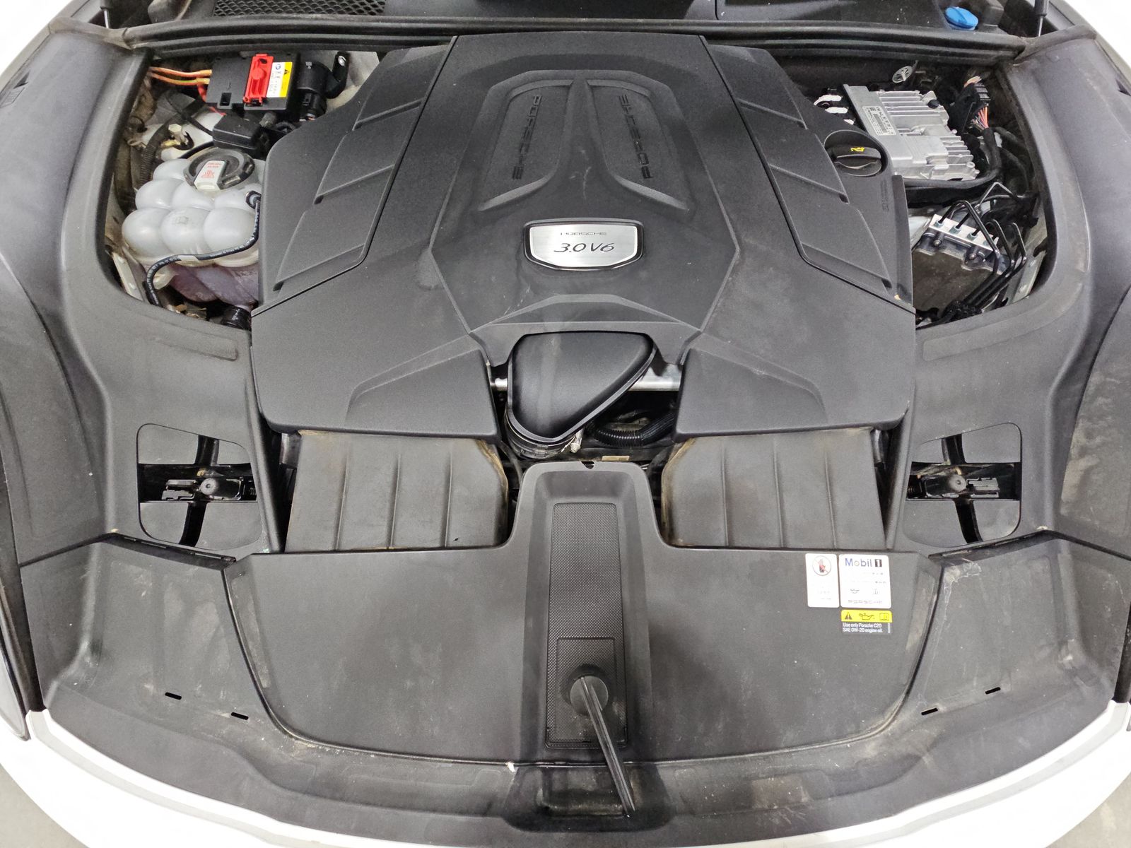 2022 Porsche Cayenne Platinum Edition AWD