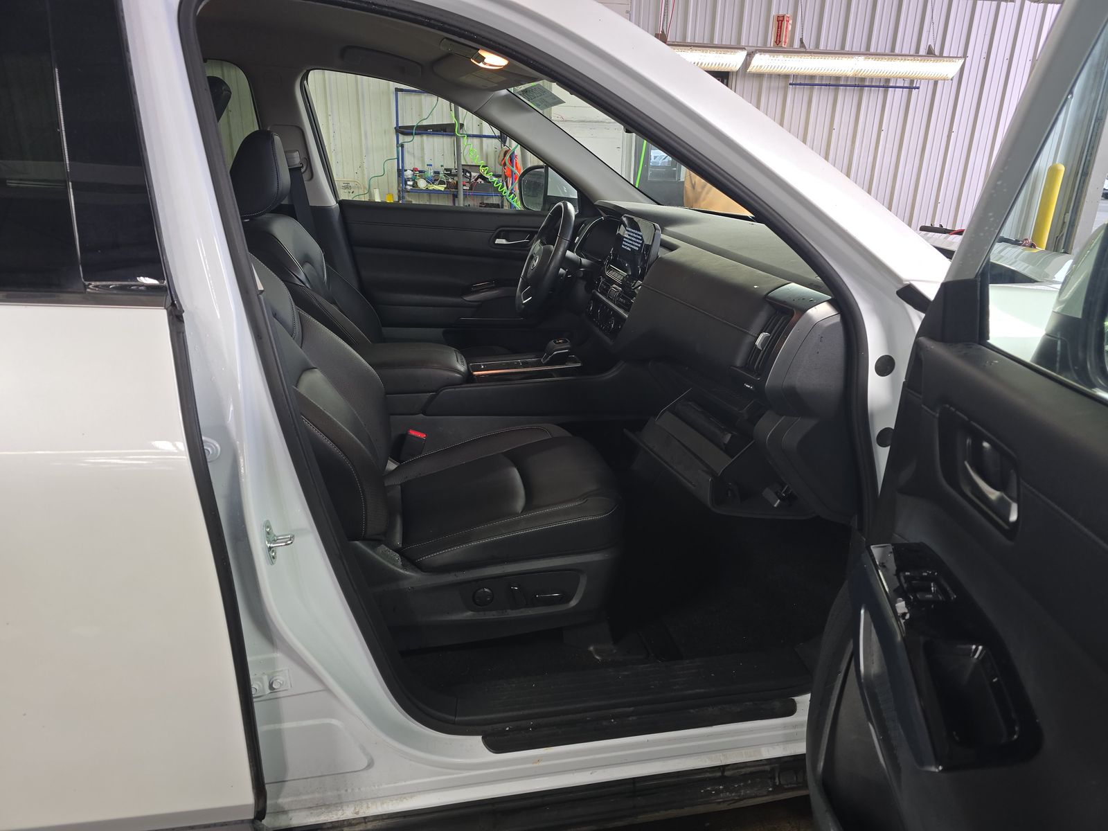 2025 Nissan Pathfinder SL FWD