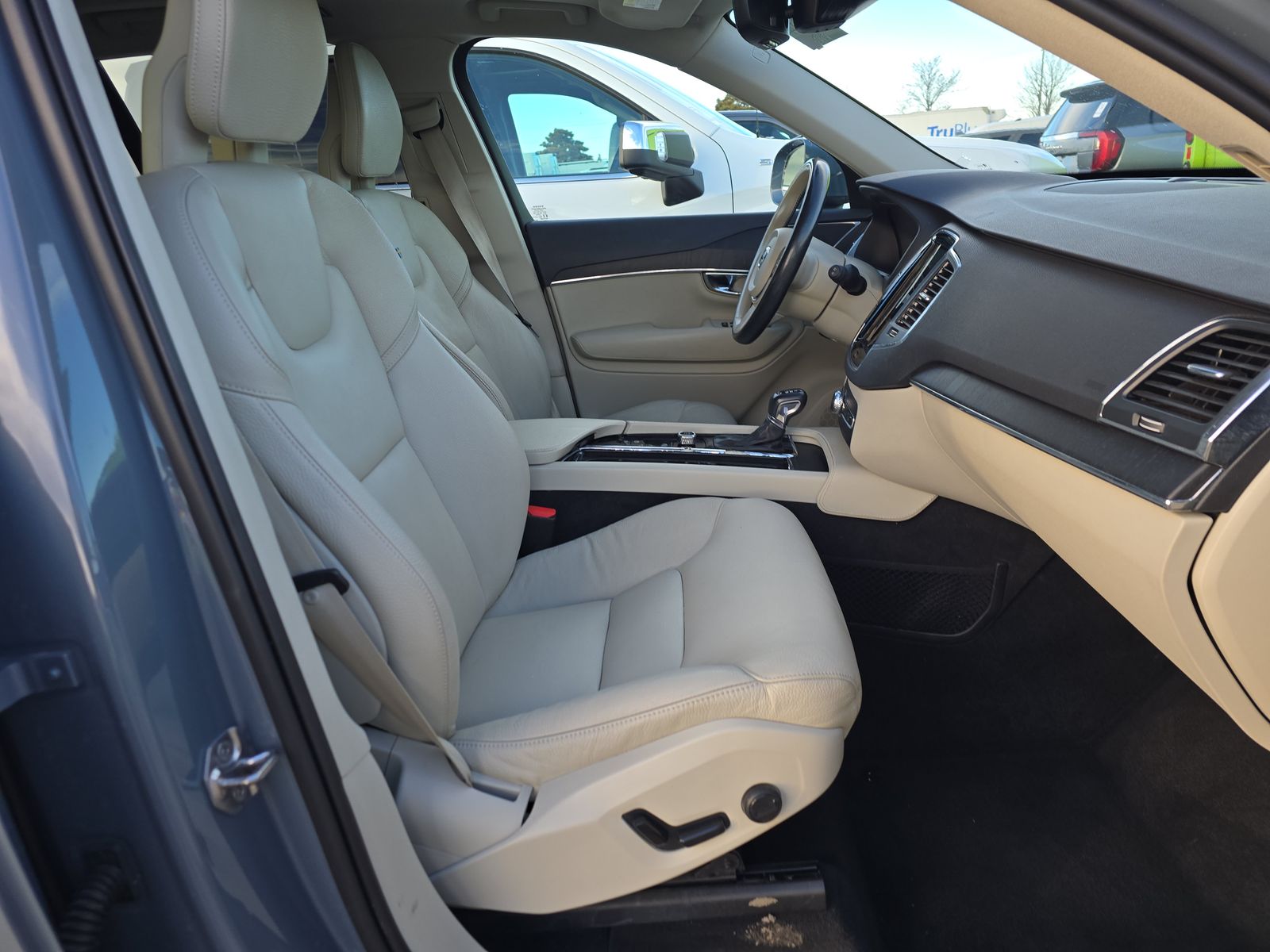 2020 Volvo XC90 T6 Momentum AWD