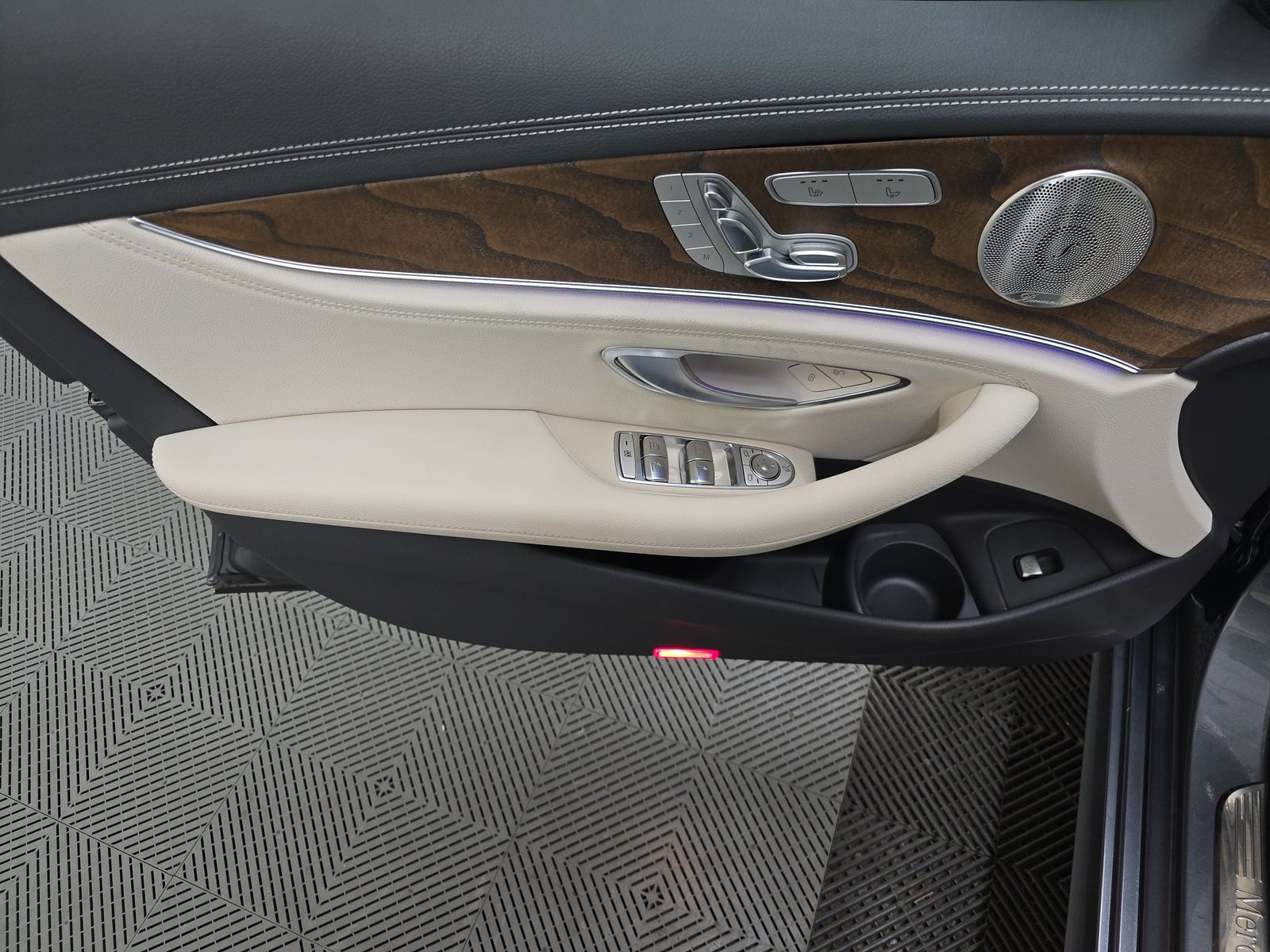 MERCEDES-BENZ E-CLASS - 10