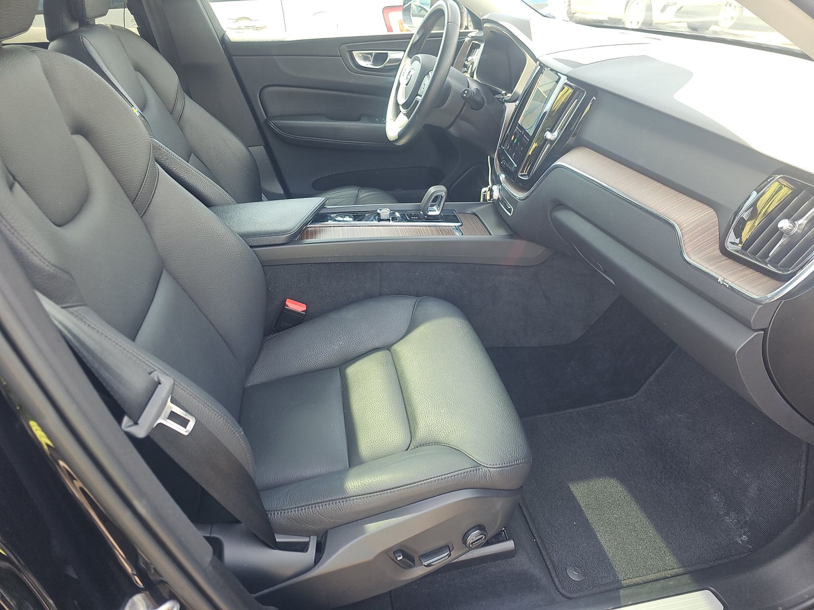 2022 Volvo XC60 B5 Momentum AWD