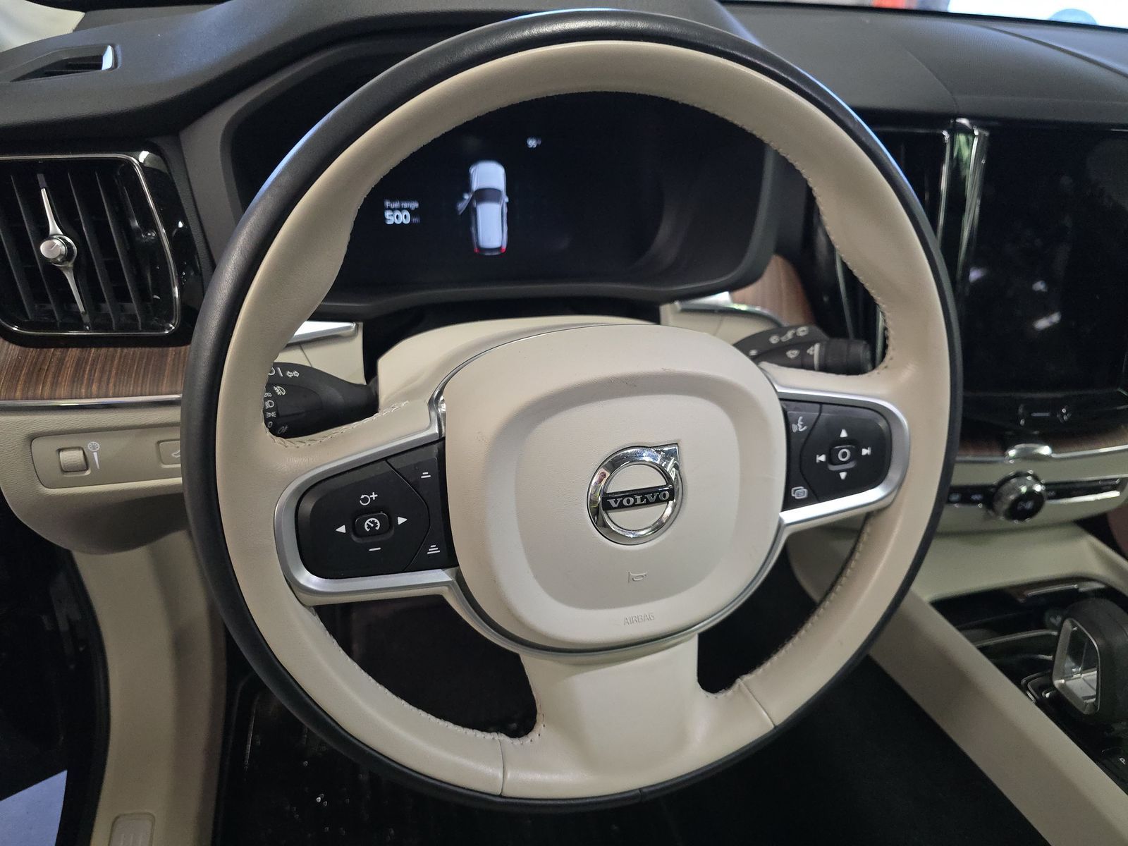 2022 Volvo XC60 B5 Momentum AWD