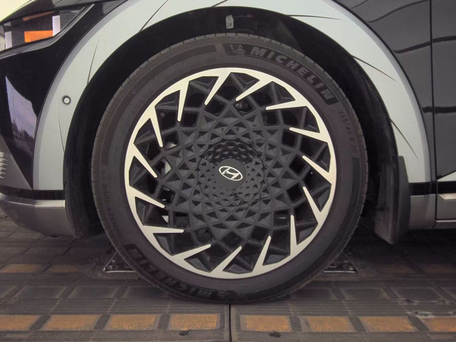 HYUNDAI LIMITED - 10