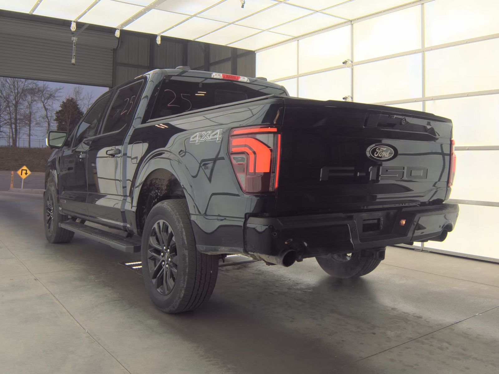 2025 Ford F-150 Hybrid Lariat AWD
