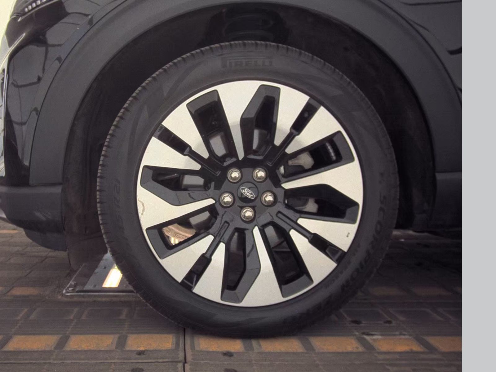 FORD EXPLORER - 10