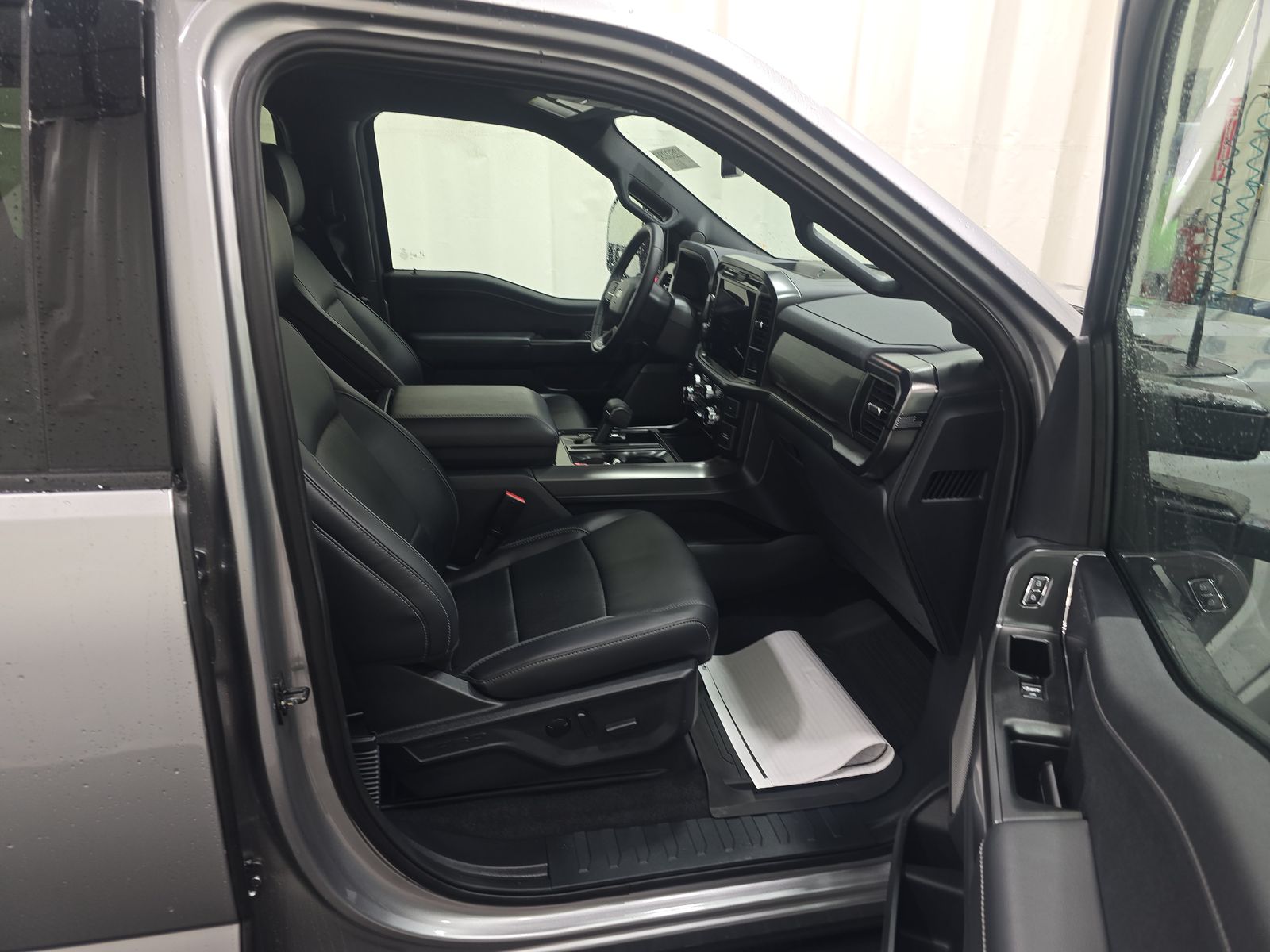 2025 Ford F-150 Lariat AWD