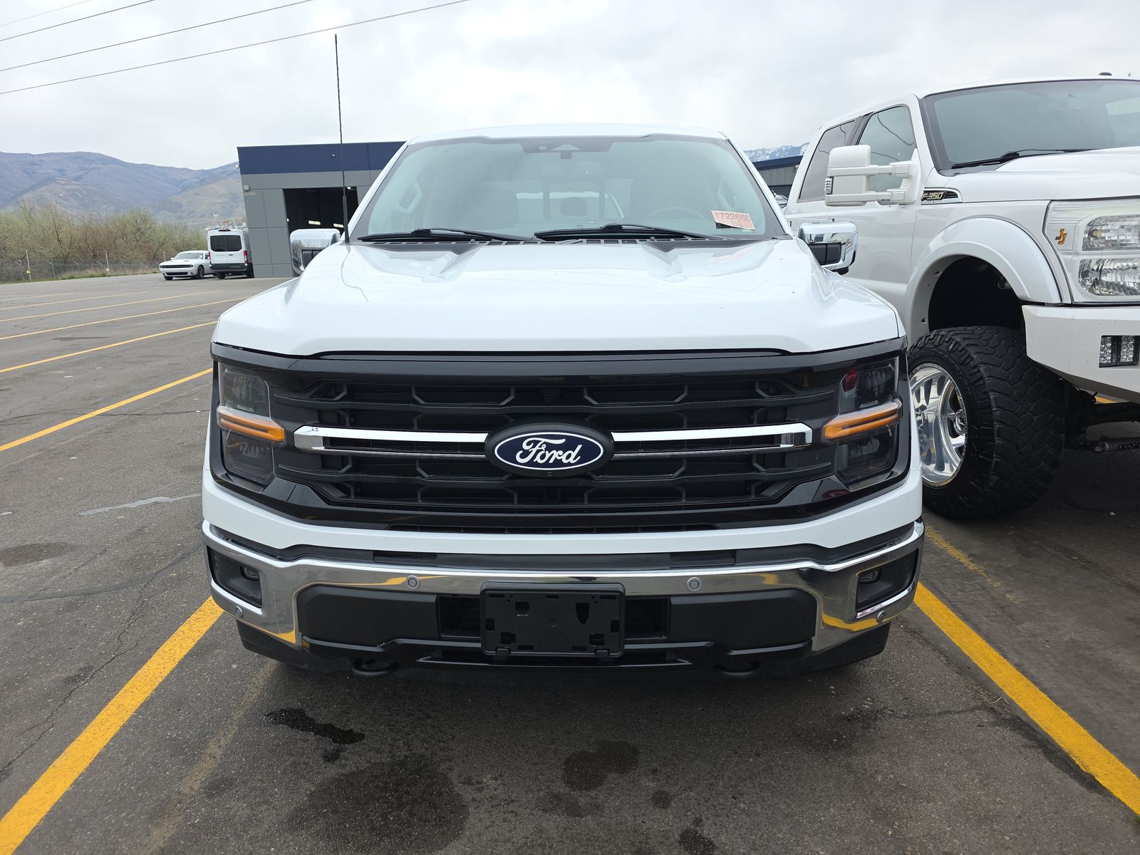 2024 FORD F150 XLT GAS WHITE SHORT BED SINGLE - Image 2
