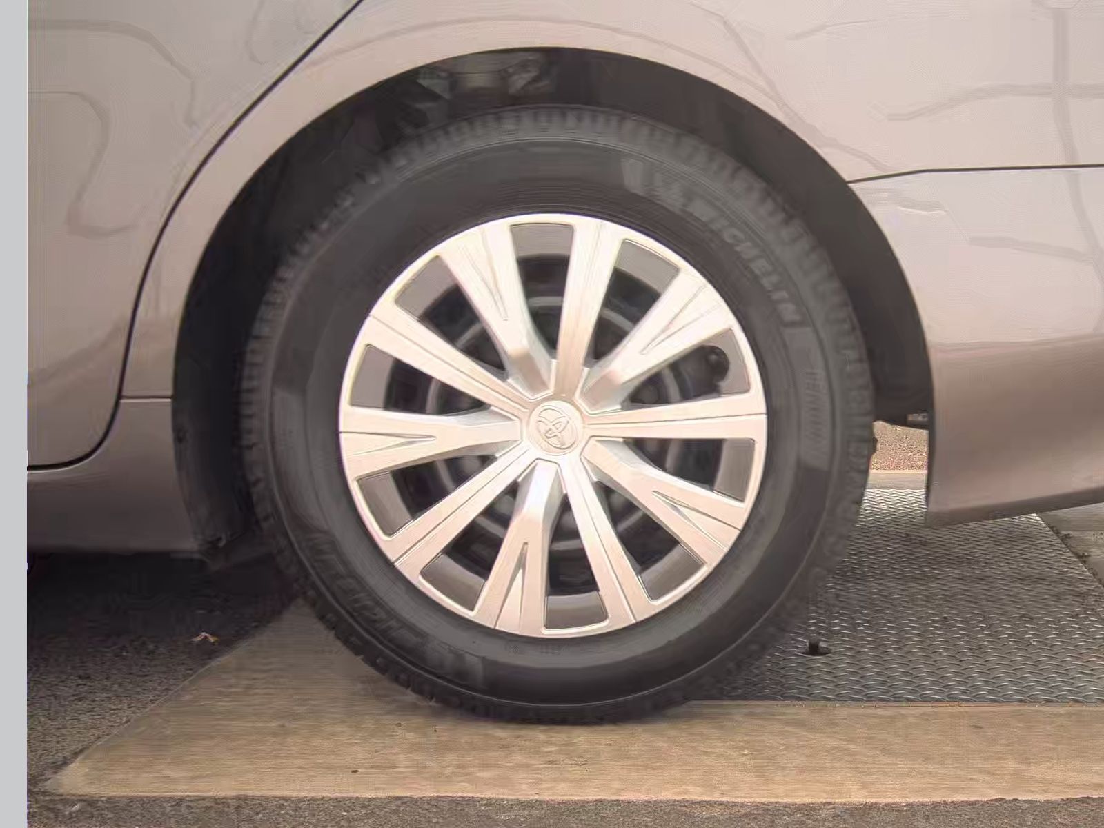 2022 Toyota Camry Hybrid LE FWD