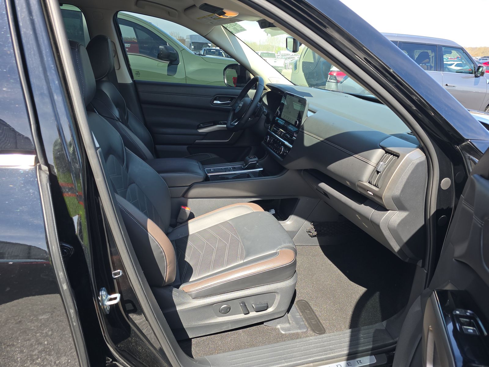 2025 Nissan Pathfinder Platinum FWD