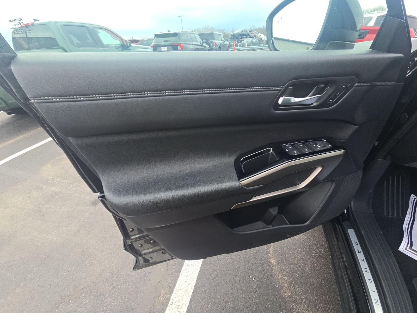 2024 Nissan Pathfinder Platinum FWD