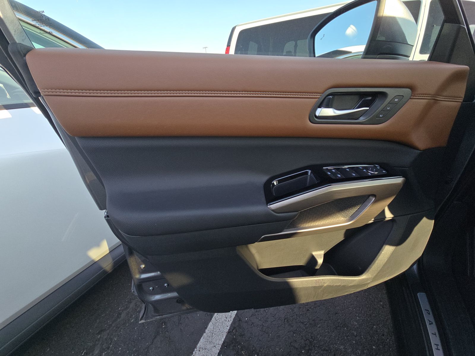 2025 Nissan Pathfinder Platinum FWD