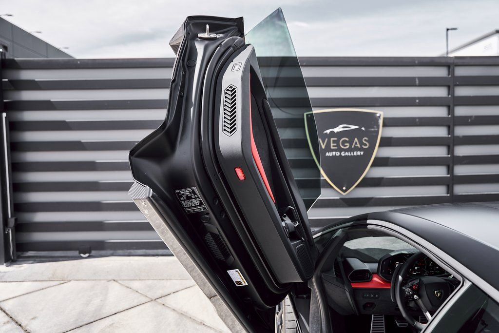 2025 Lamborghini Revuelto Base AWD