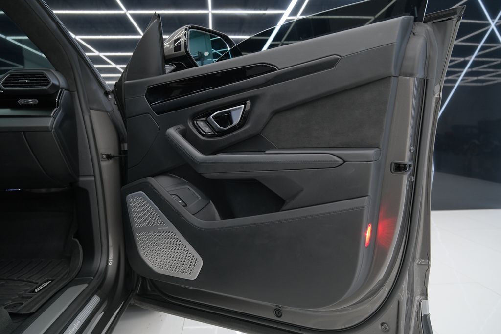 2022 Lamborghini Urus Base AWD