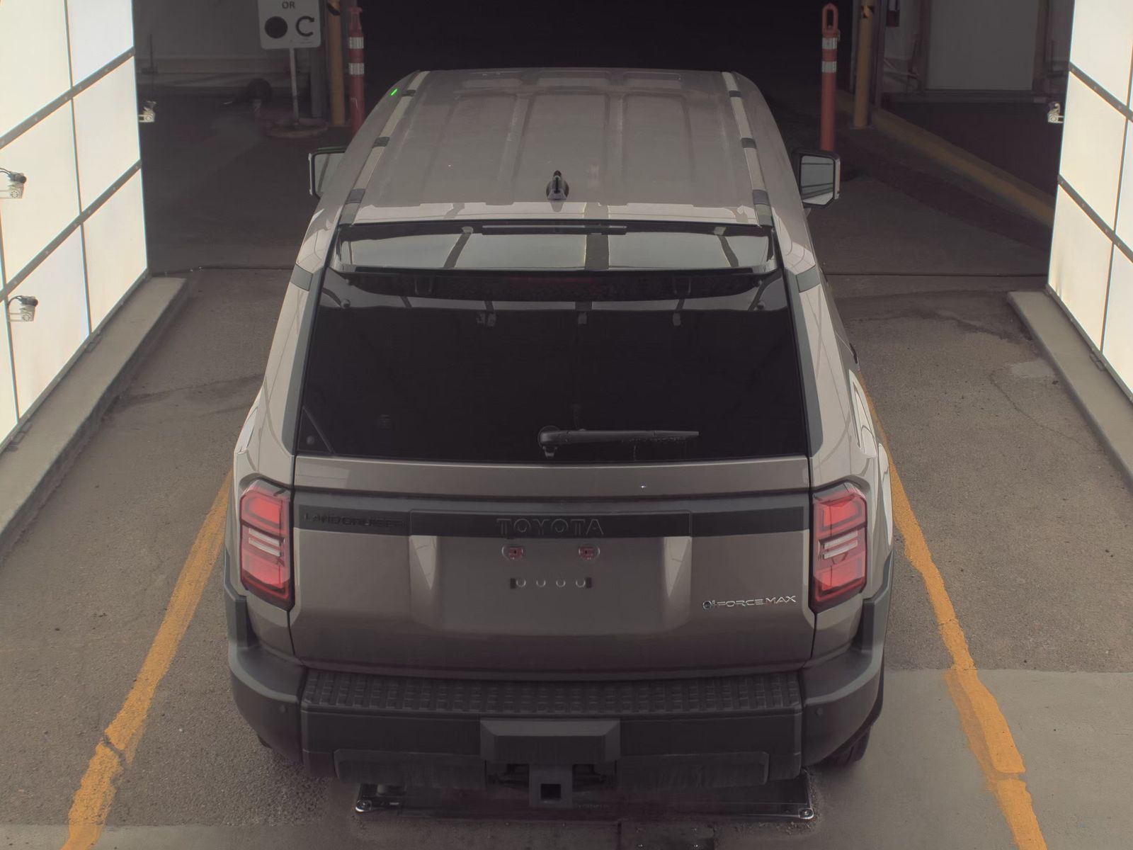 TOYOTA LAND CRUISER - 7