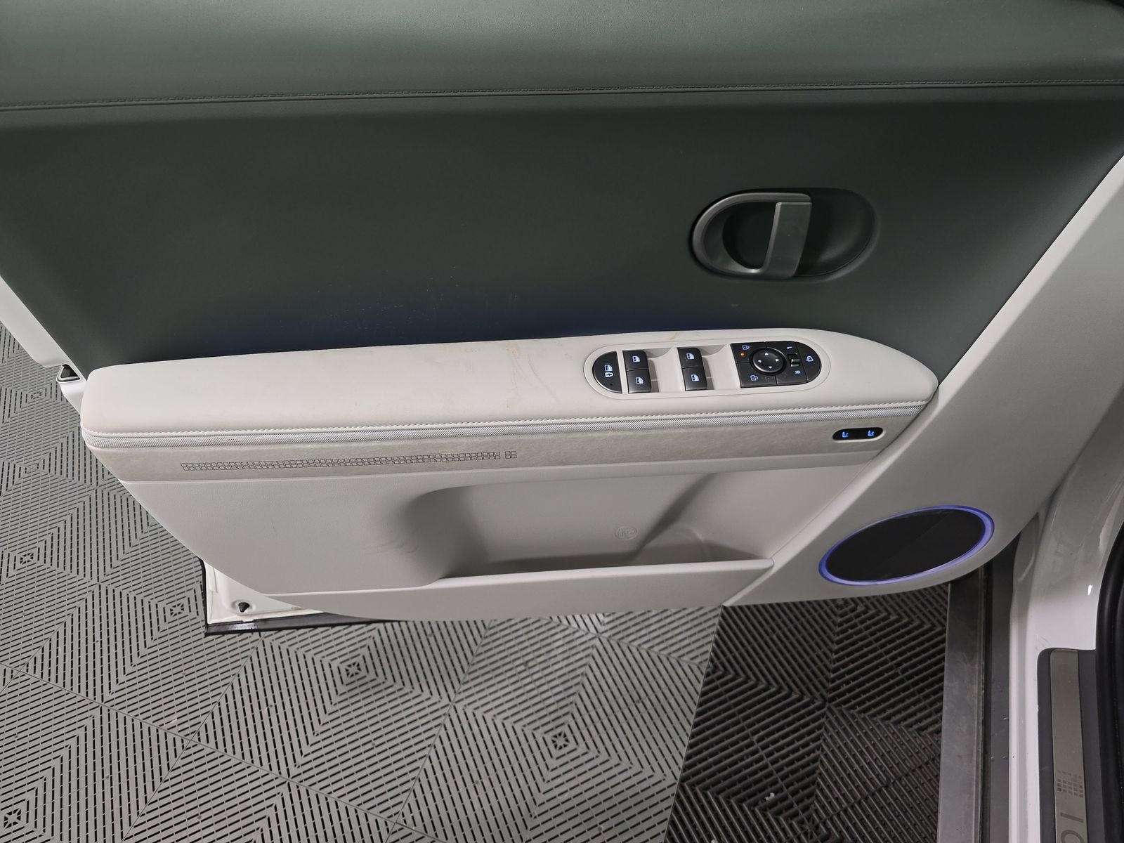 HYUNDAI LIMITED - 10