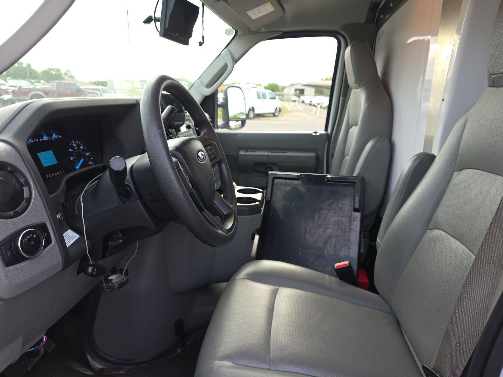 FORD E-350 - 8