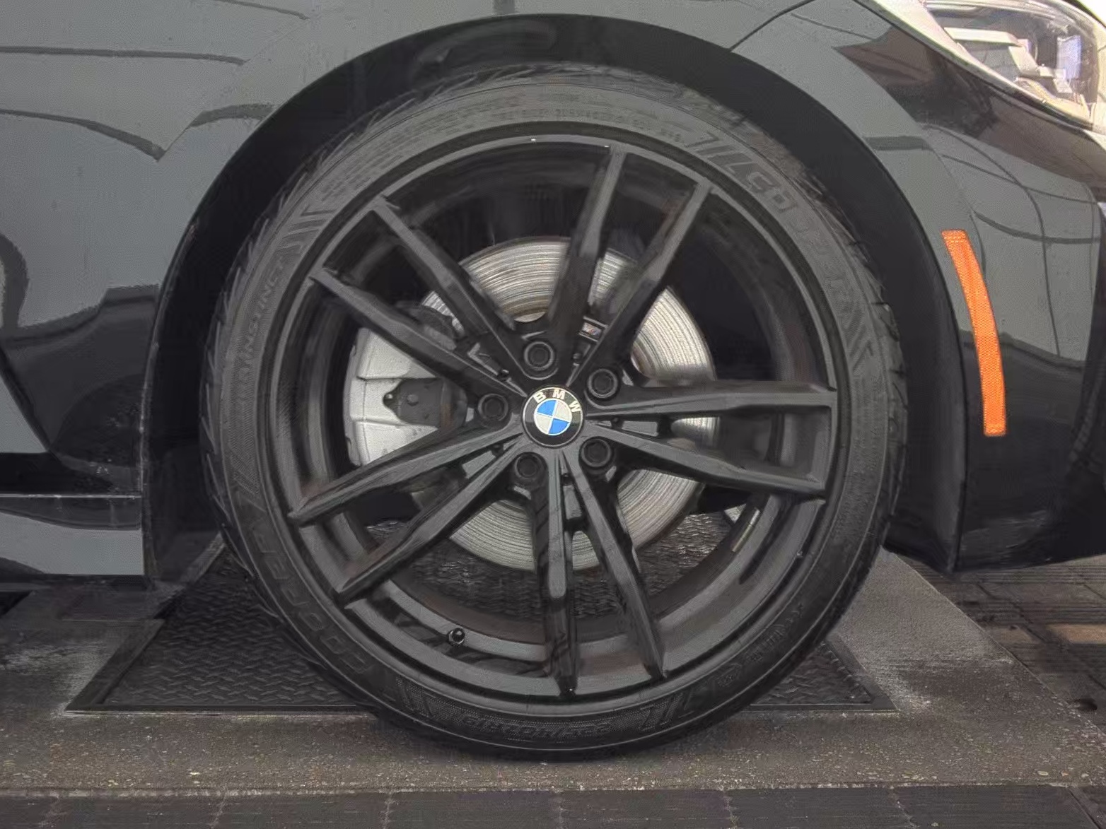 BMW 3 Series Sedan 330i M SPORT LINE снимка BMW 3 Series Sedan 330i M SPORT LINE