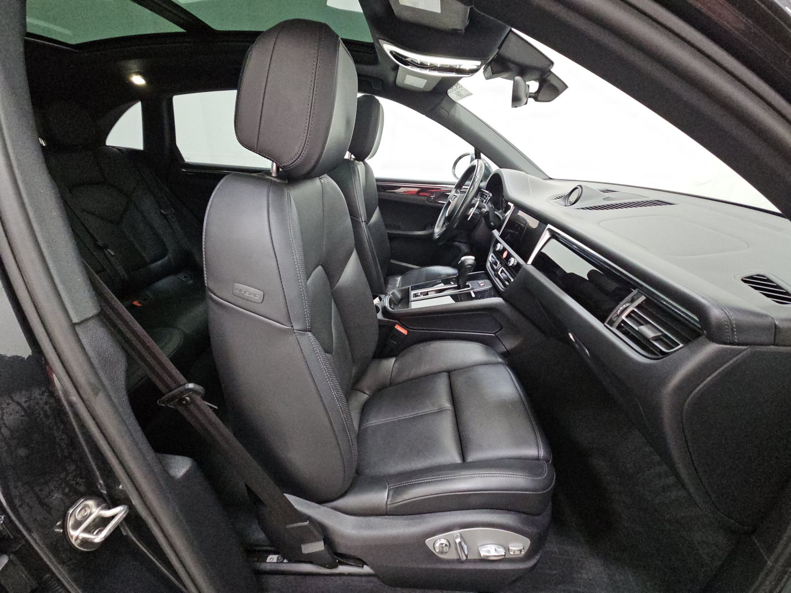 2022 Porsche Macan Base AWD