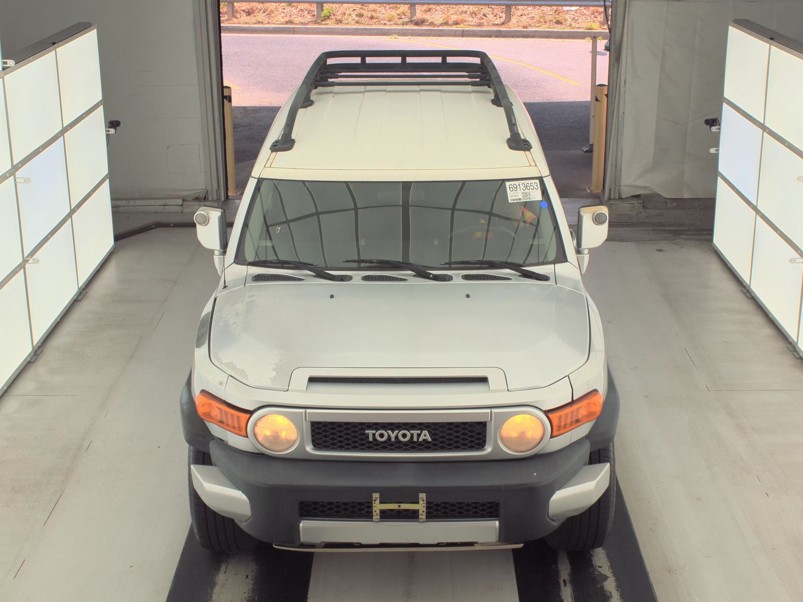 Toyota FJ Cruiser w/Rear Doors снимка Toyota FJ Cruiser w/Rear Doors