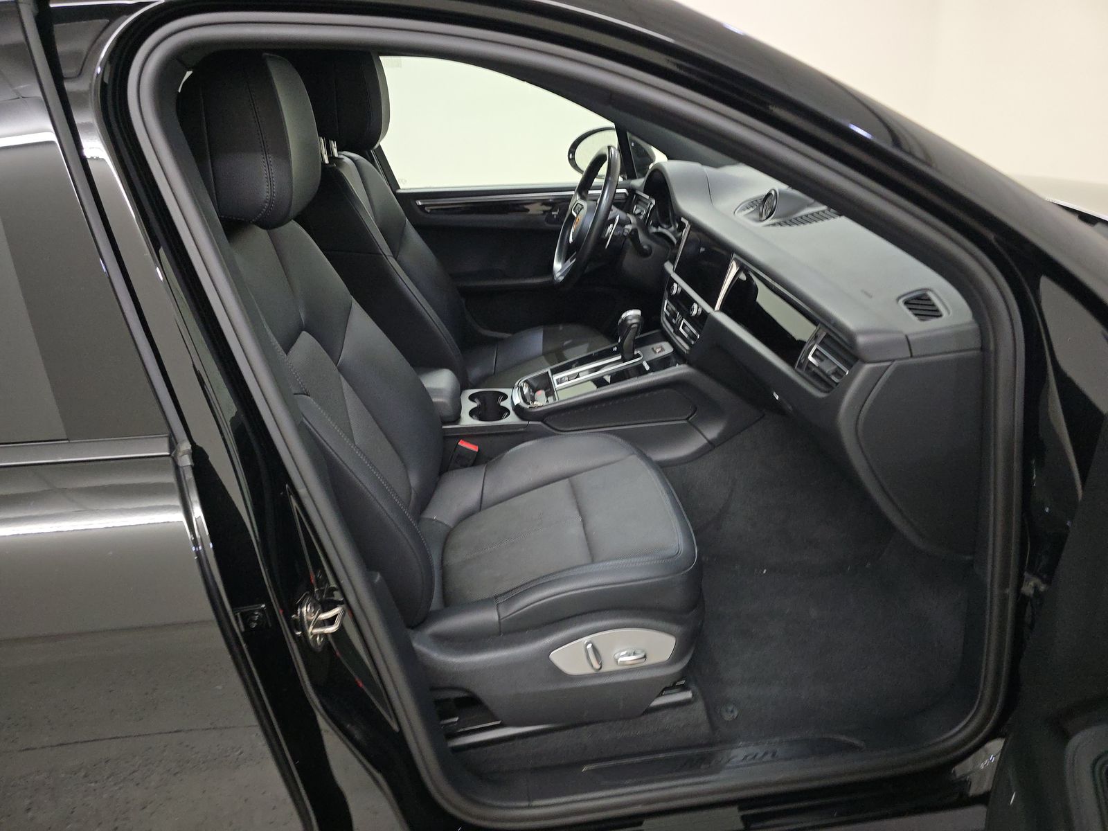 2022 Porsche Macan Base AWD