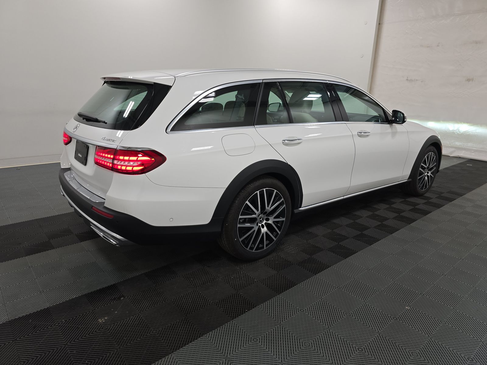 MERCEDES-BENZ E-CLASS - 5