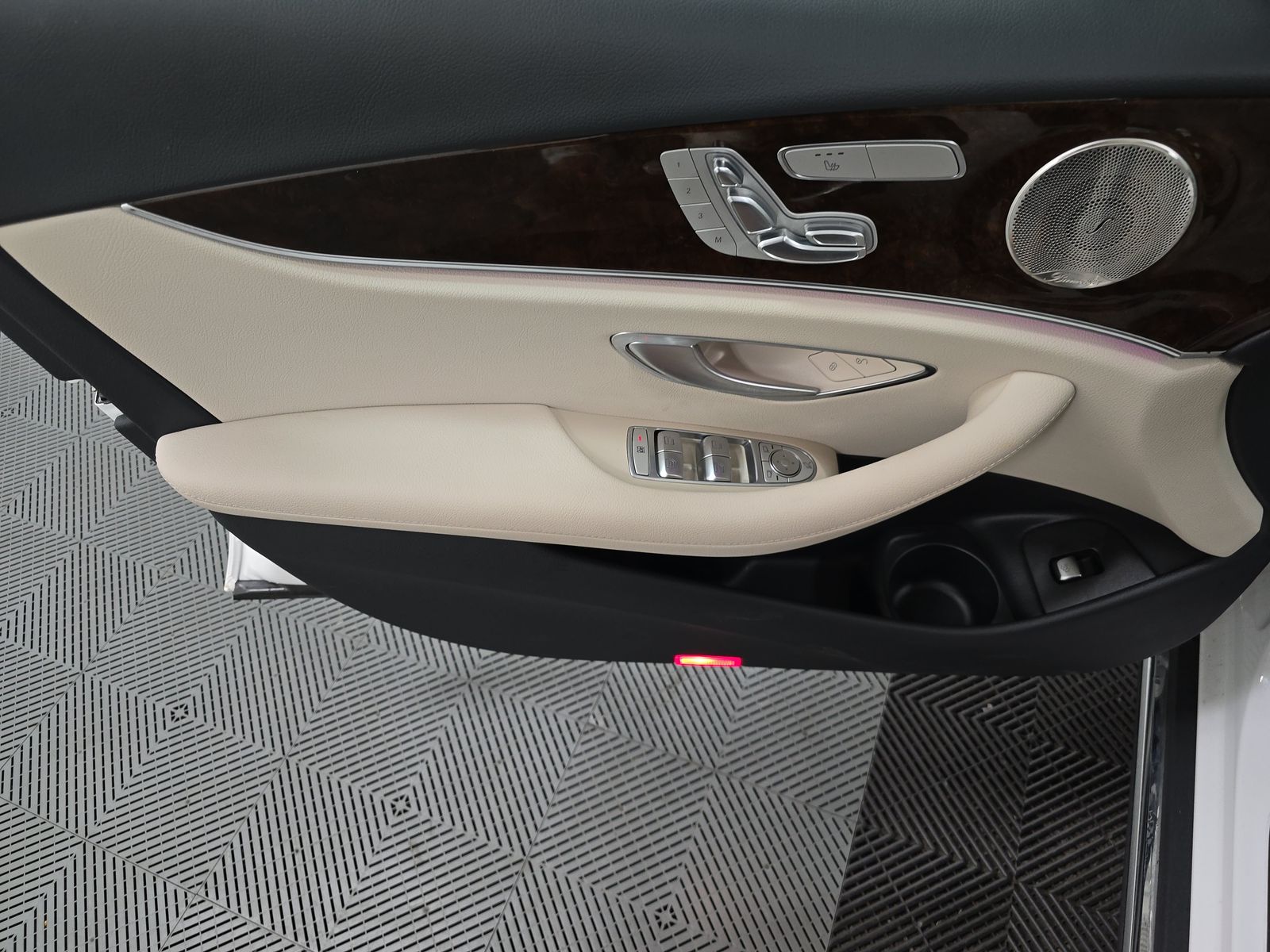 MERCEDES-BENZ E-CLASS - 10