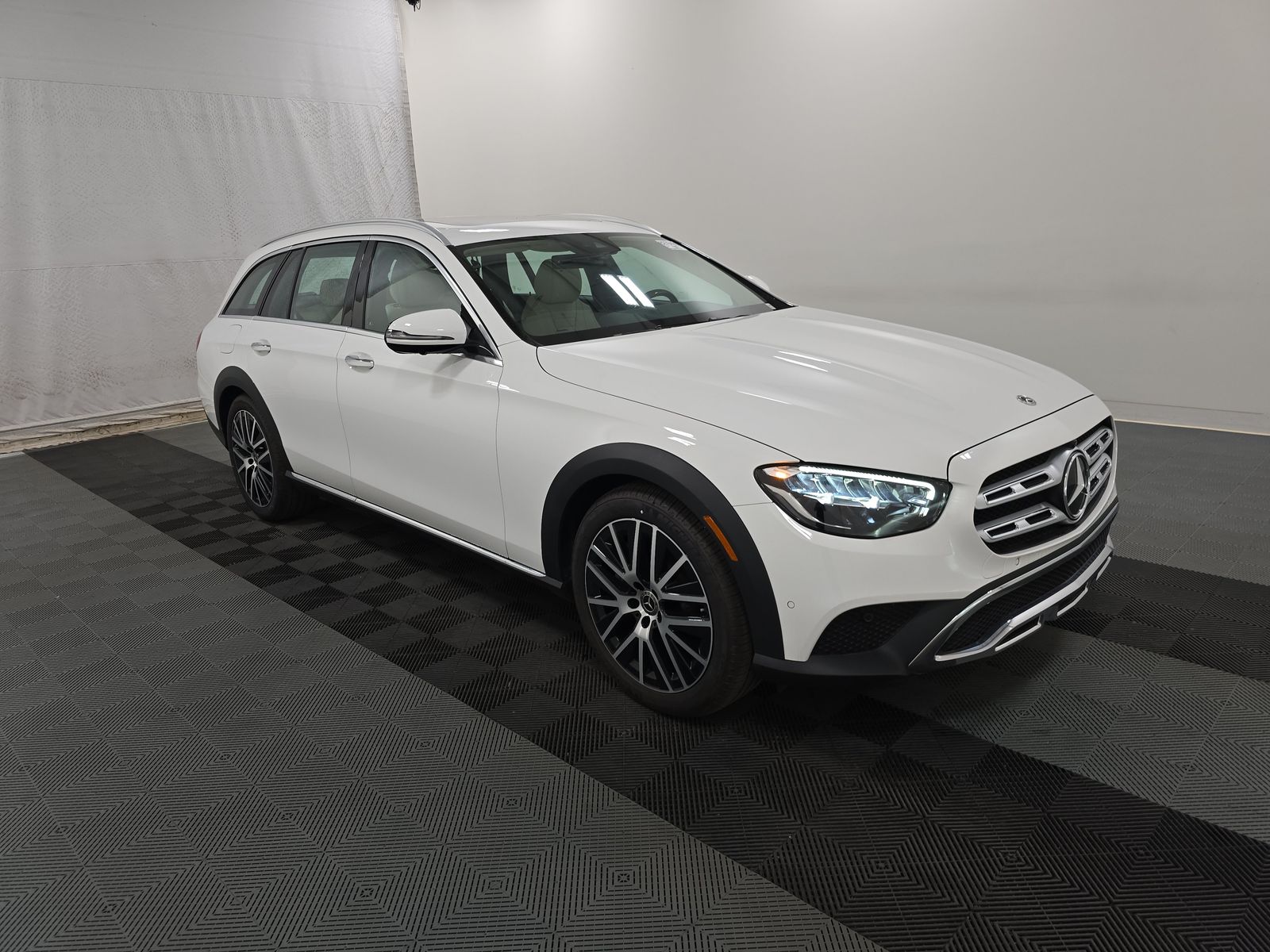 MERCEDES-BENZ E-CLASS - 4