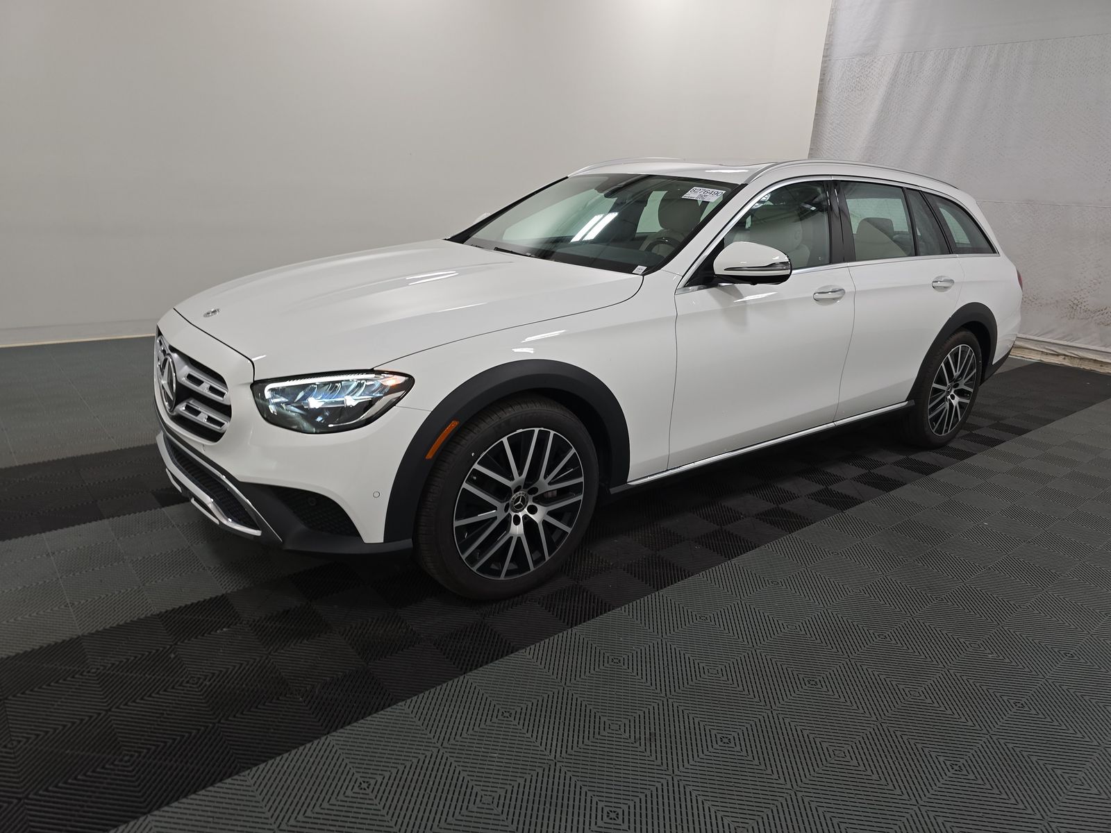 MERCEDES-BENZ E-CLASS - 1