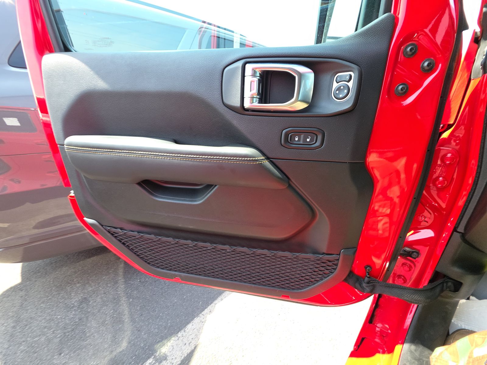 JEEP 4XE SAHARA - 10