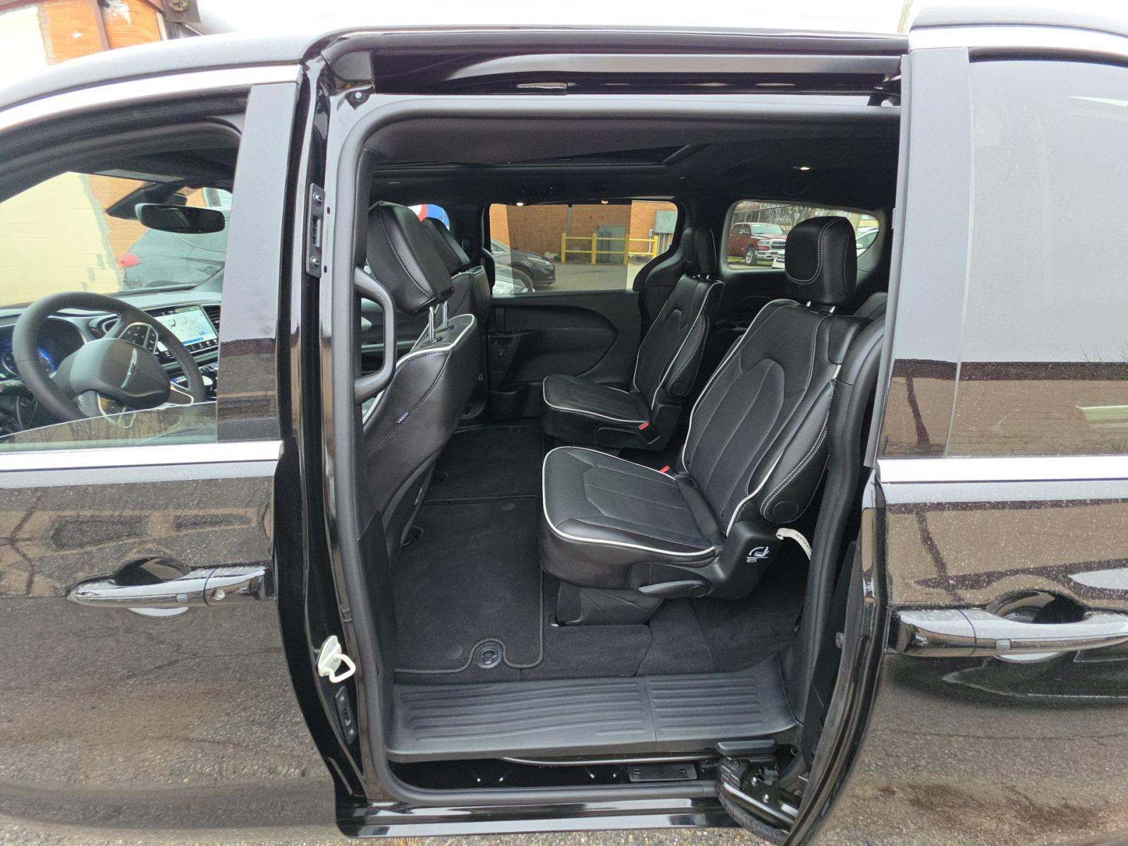 CHRYSLER PACIFICA - 8