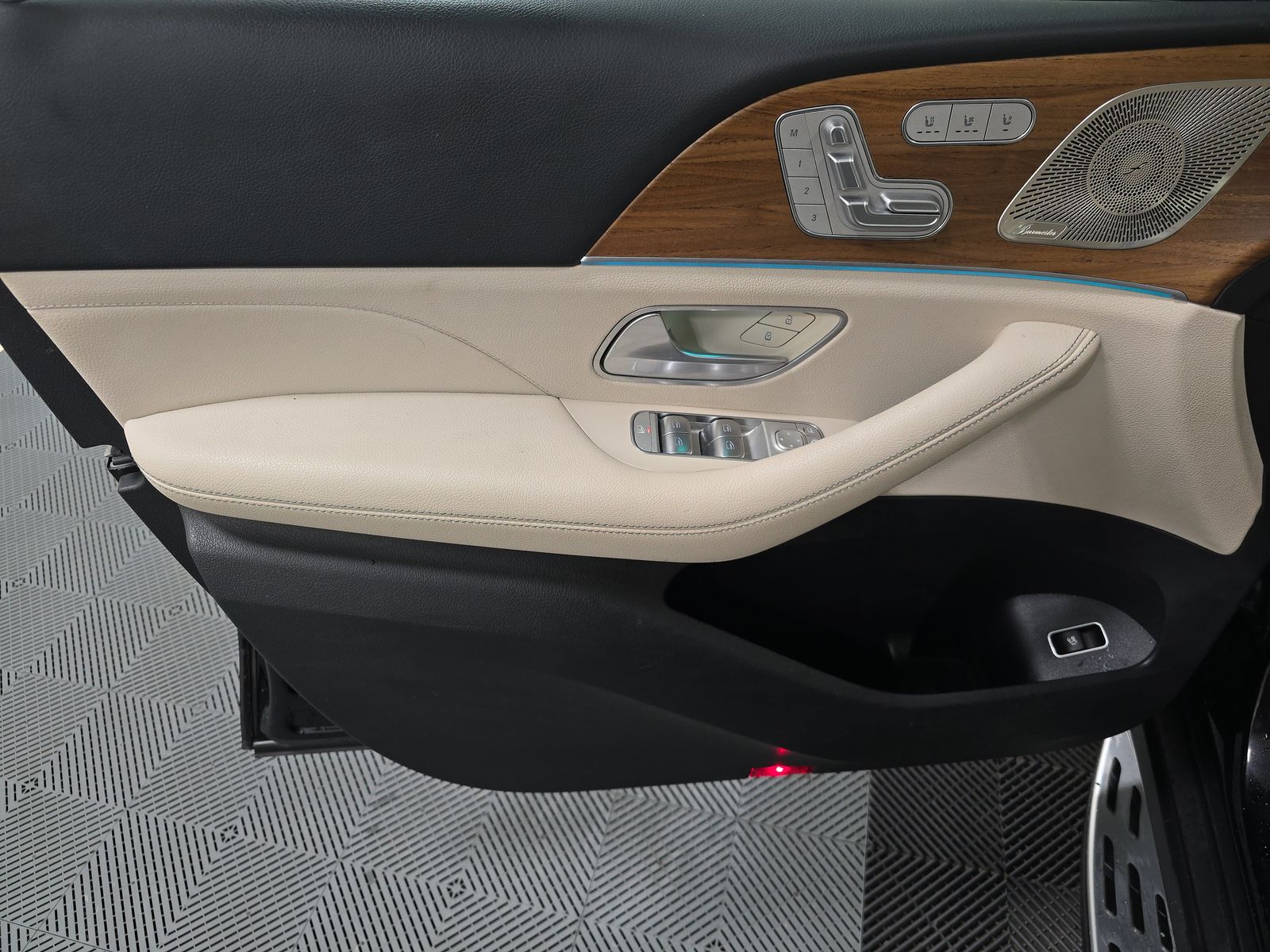 MERCEDES-BENZ GLS - 10