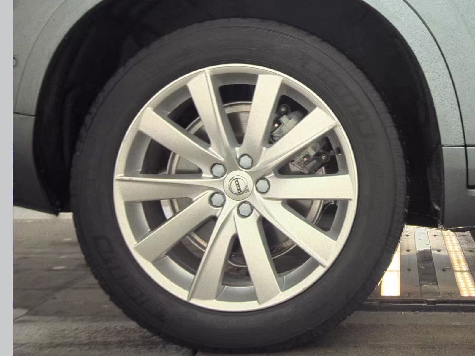 2017 Volvo XC90 T6 Momentum AWD
