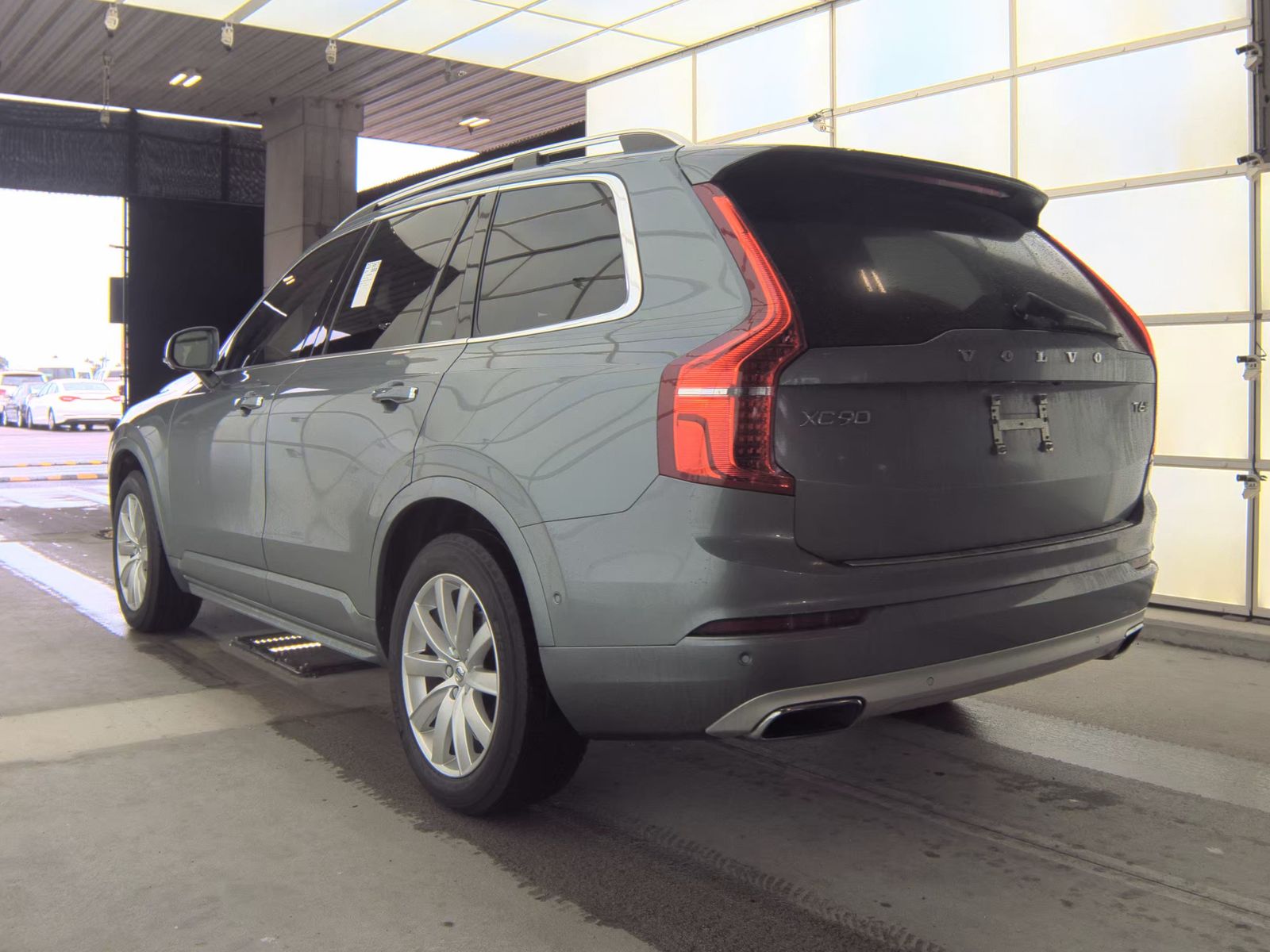 2017 Volvo XC90 T6 Momentum AWD