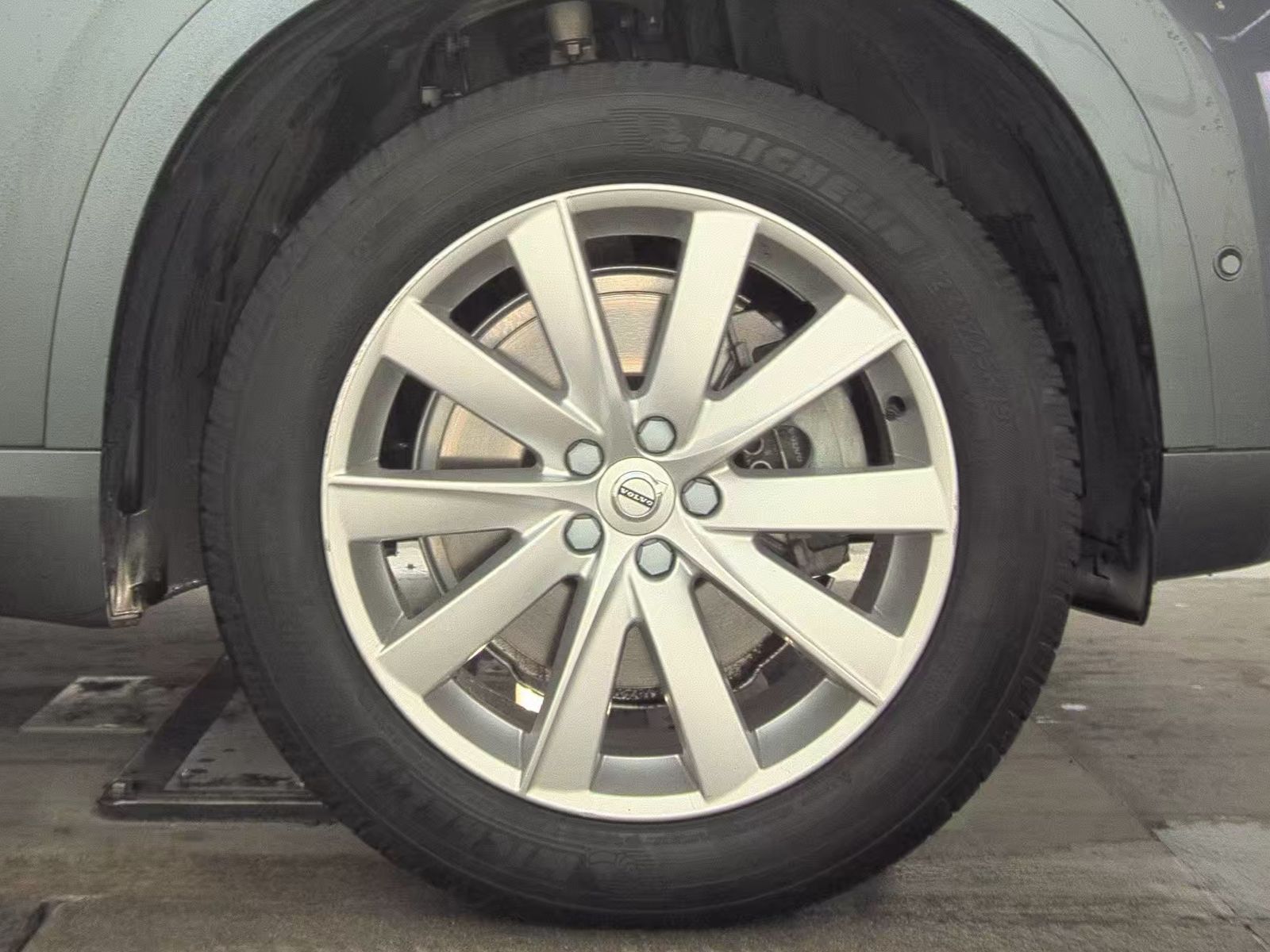 2017 Volvo XC90 T6 Momentum AWD