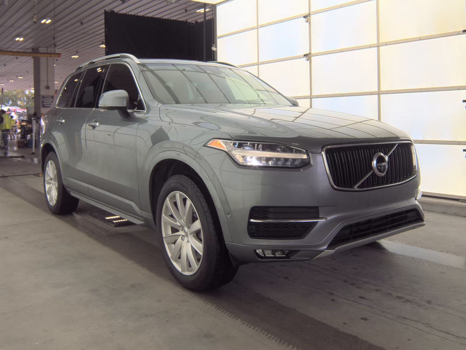 2017 Volvo XC90 T6 Momentum AWD
