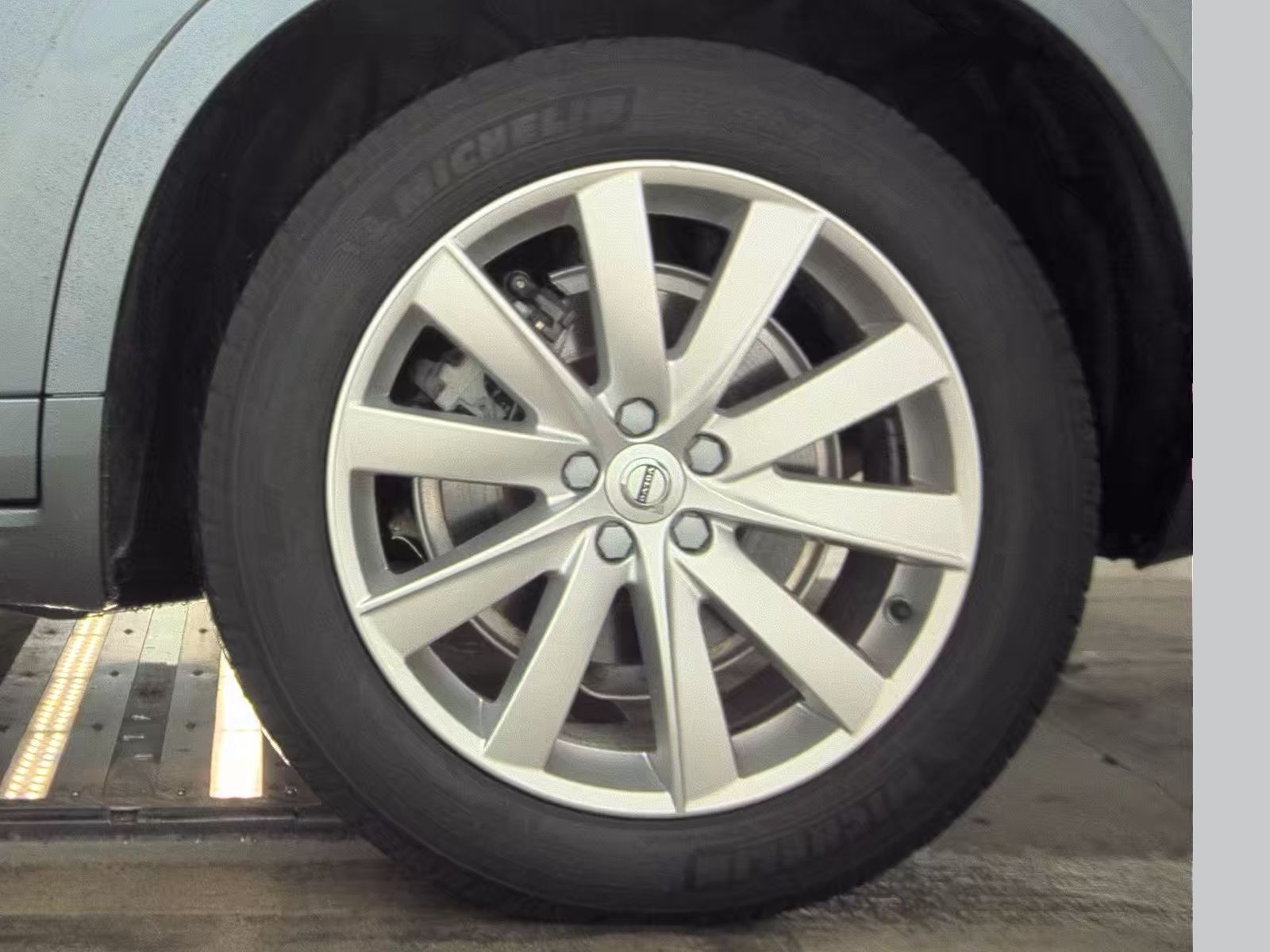 2017 Volvo XC90 T6 Momentum AWD