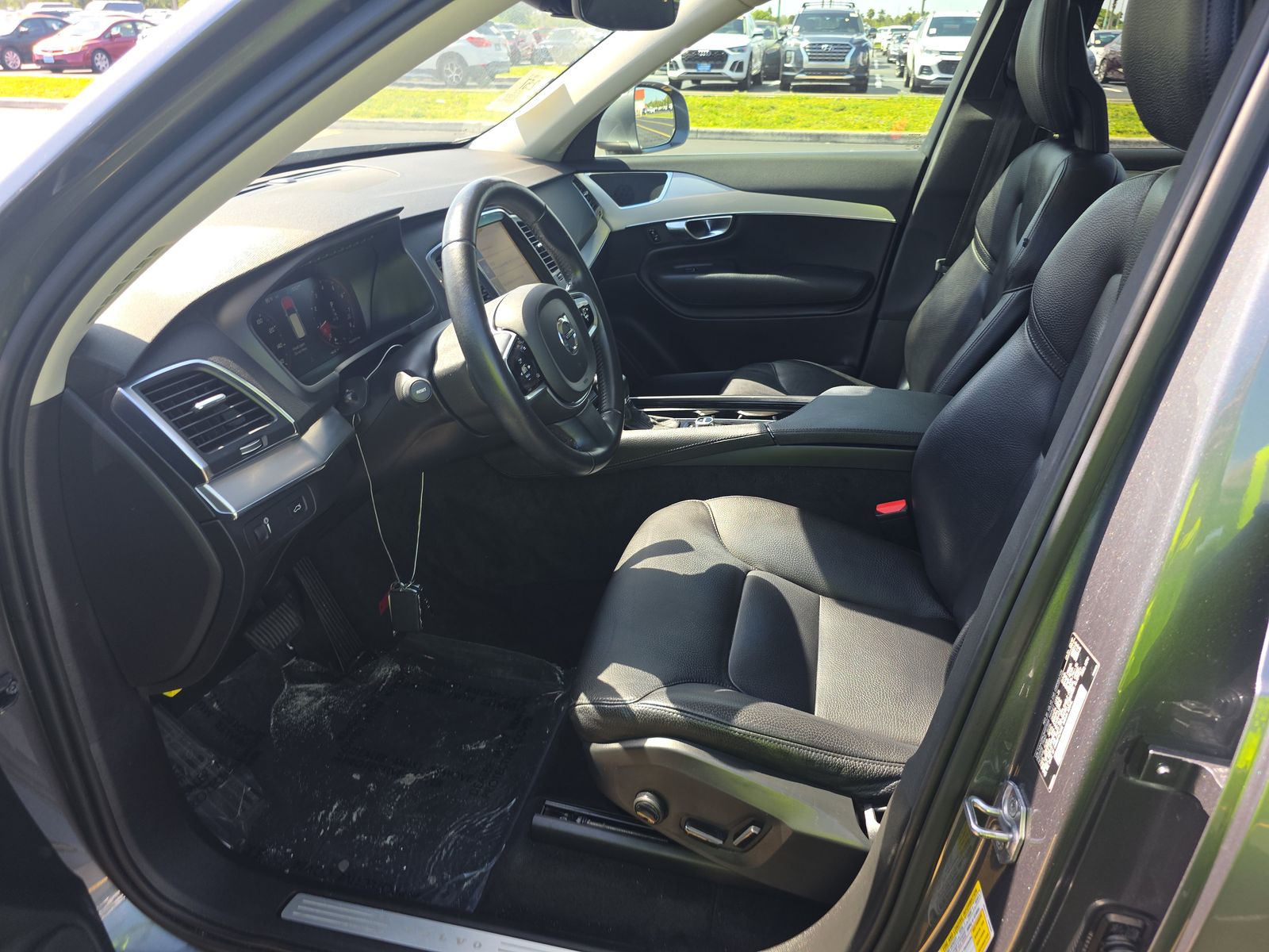 2017 Volvo XC90 T6 Momentum AWD