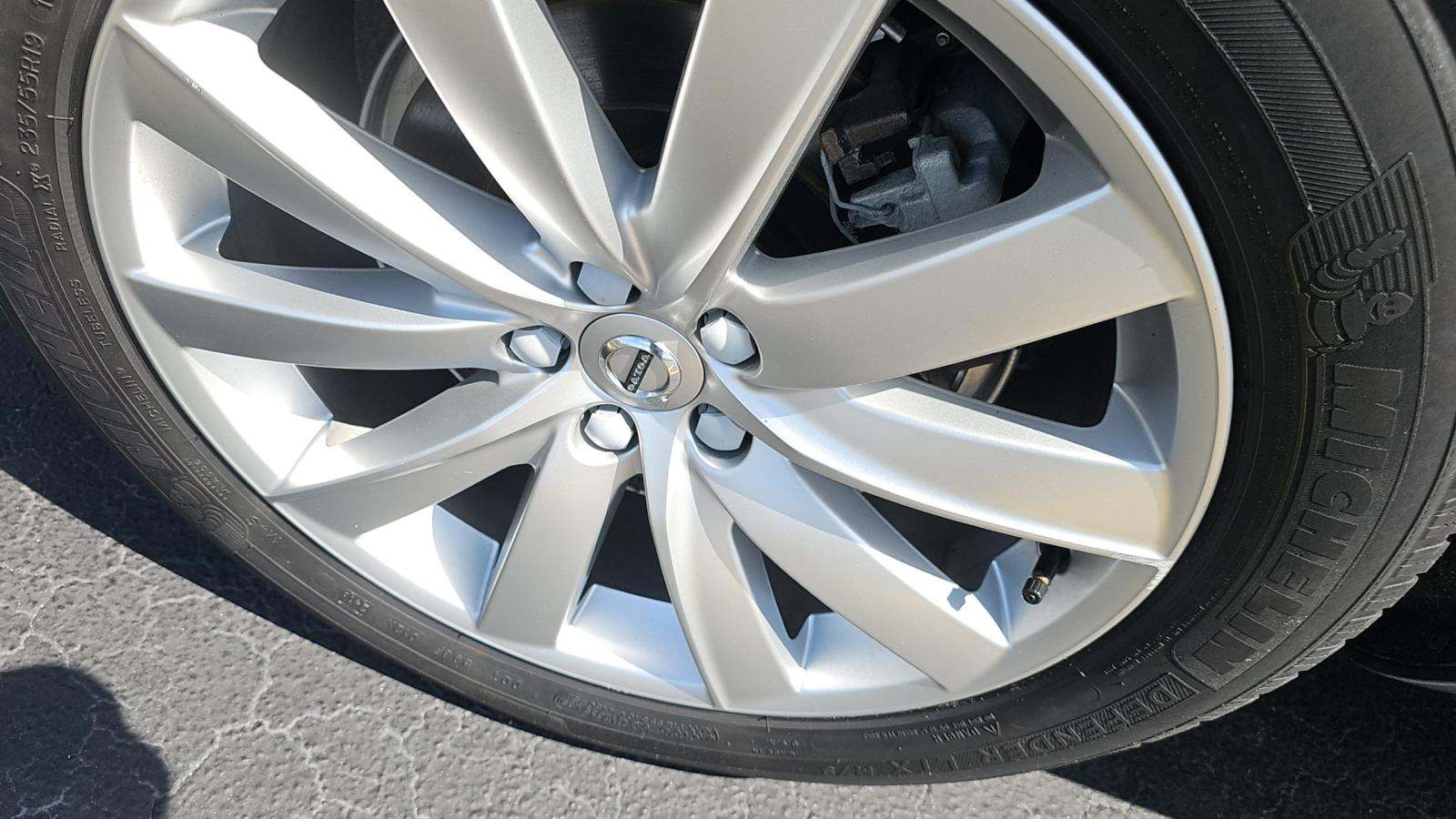 2017 Volvo XC90 T6 Momentum AWD
