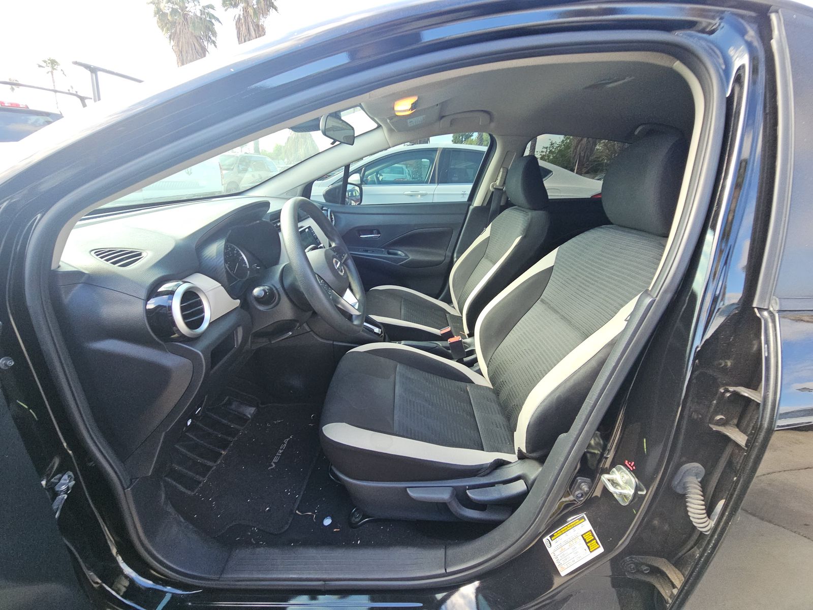 NISSAN VERSA - 8