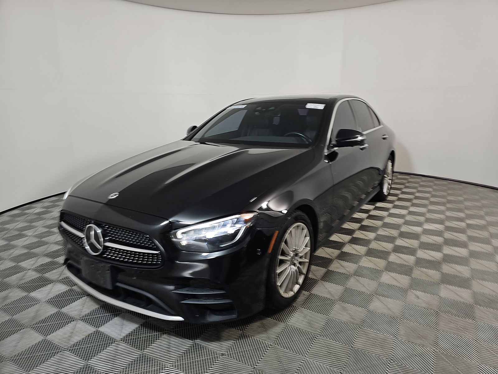 MERCEDES-BENZ E-CLASS - 1