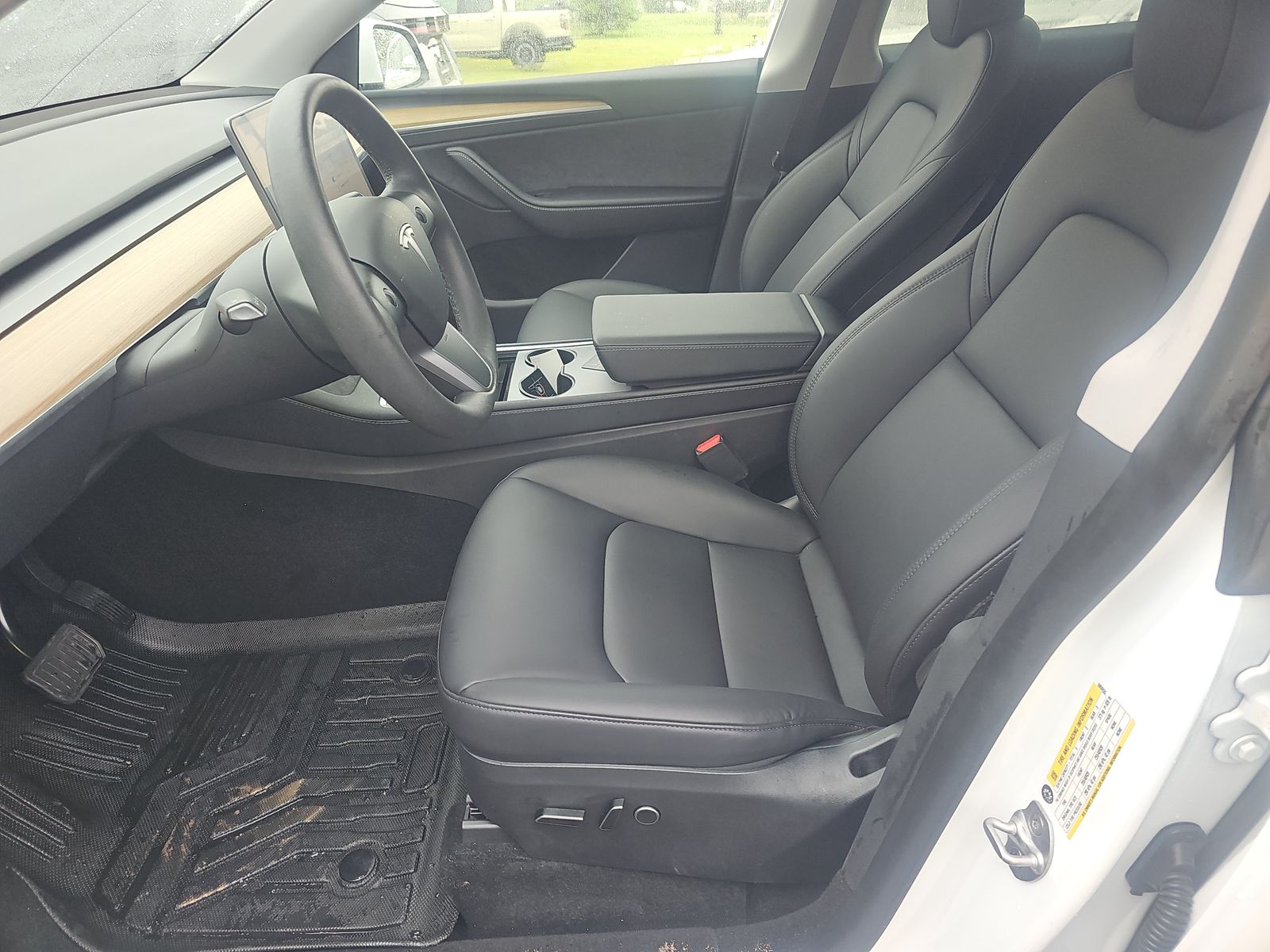 TESLA MODEL Y - 8