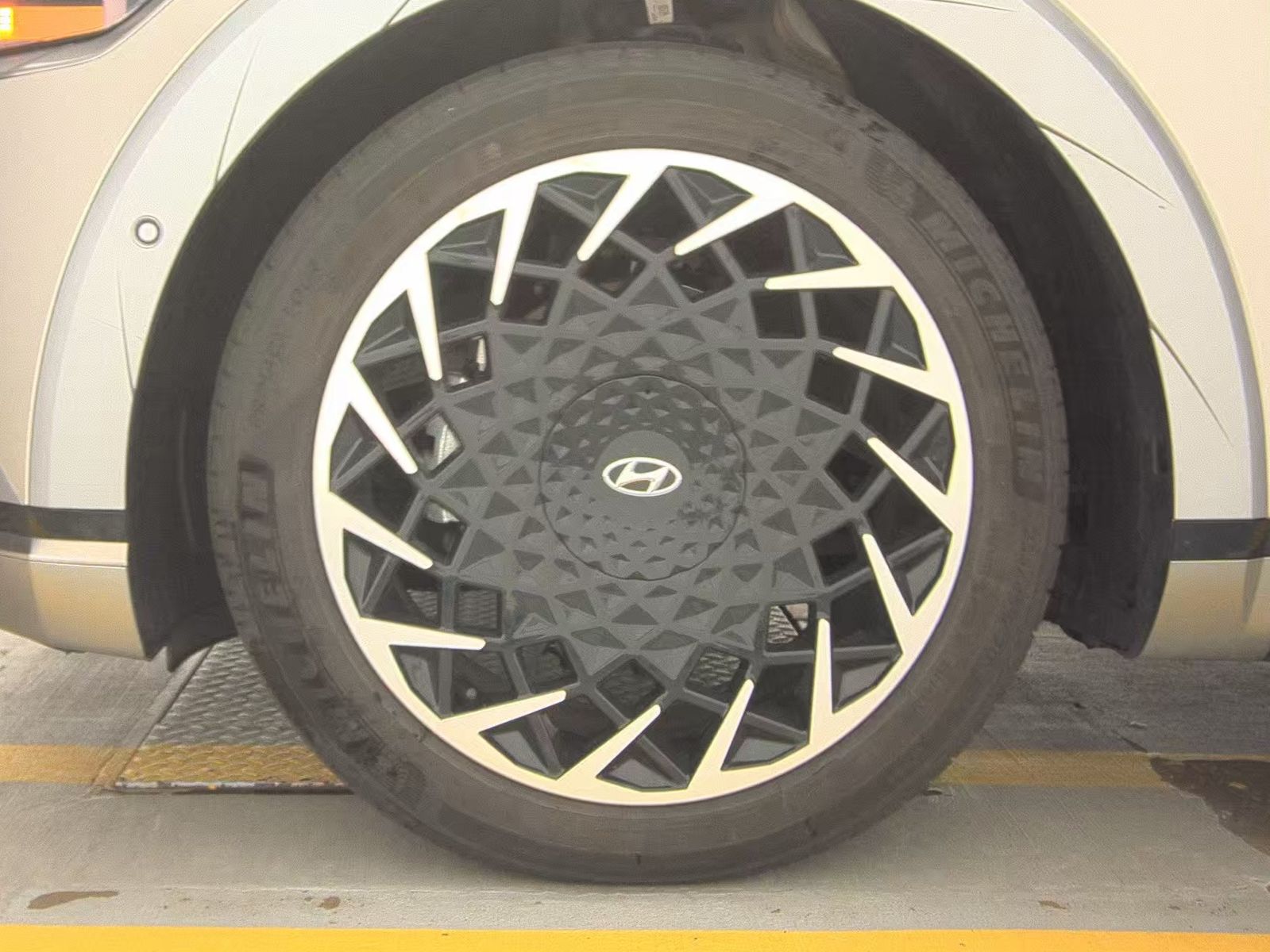 HYUNDAI LIMITED - 10